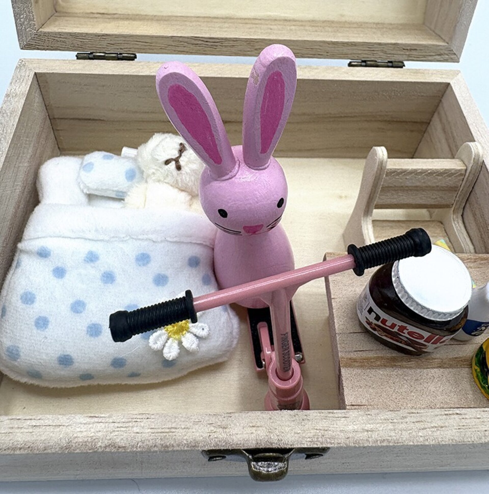 Cajita madera conejo rosa con miniaturas - Adopta una mascota - 2
