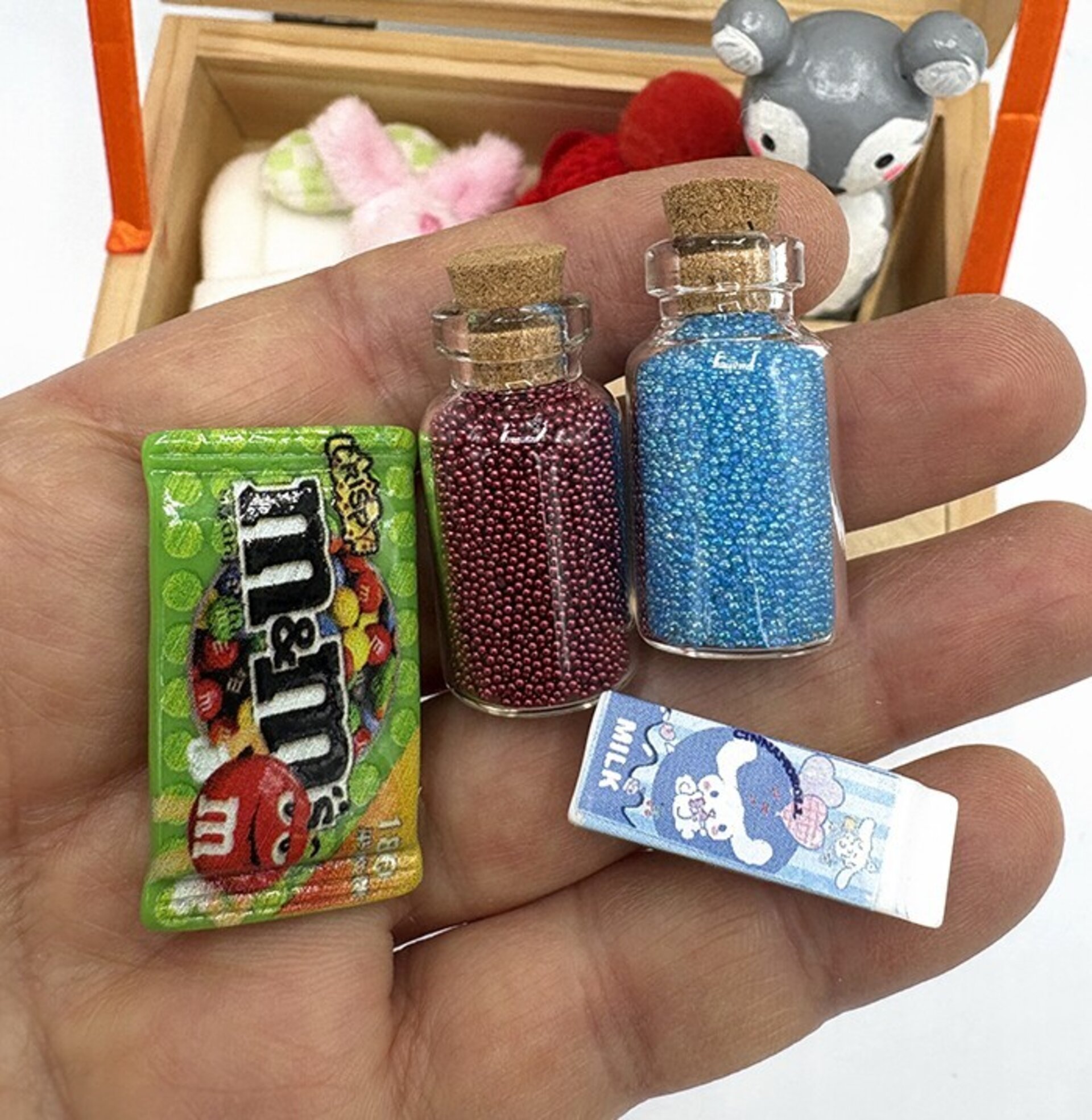 Cajita madera osito polar con miniaturas - Adopta una mascota - 5