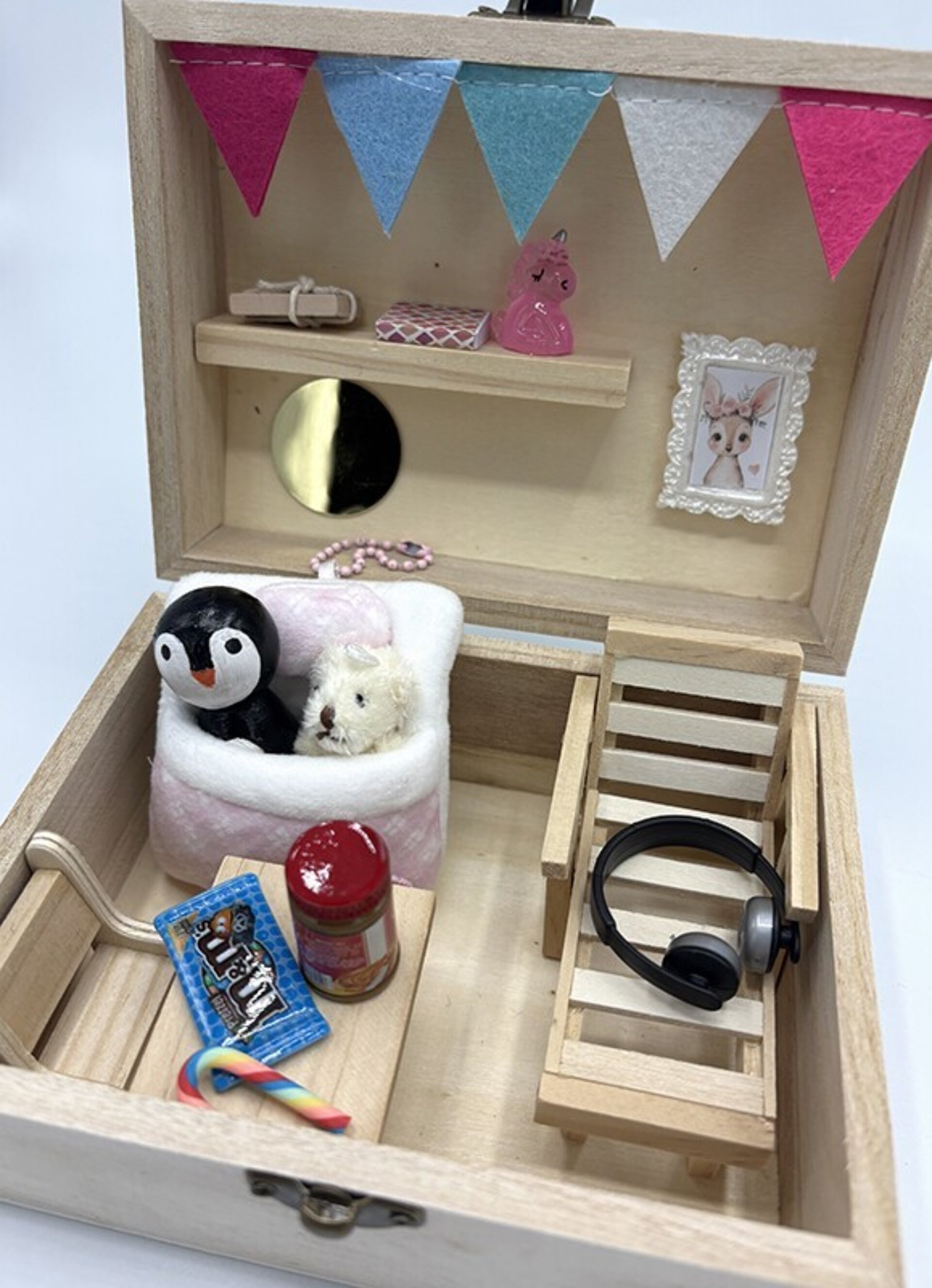 Cajita madera pingüino con miniaturas - Adopta una mascota - 2