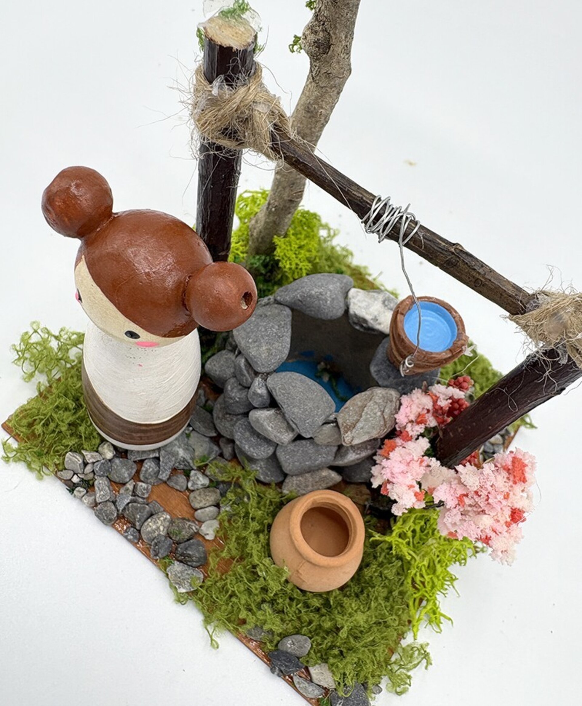 Pozo de piedra artesanal y árbol con personaje de 6,5cm - complementos pesebre - 3