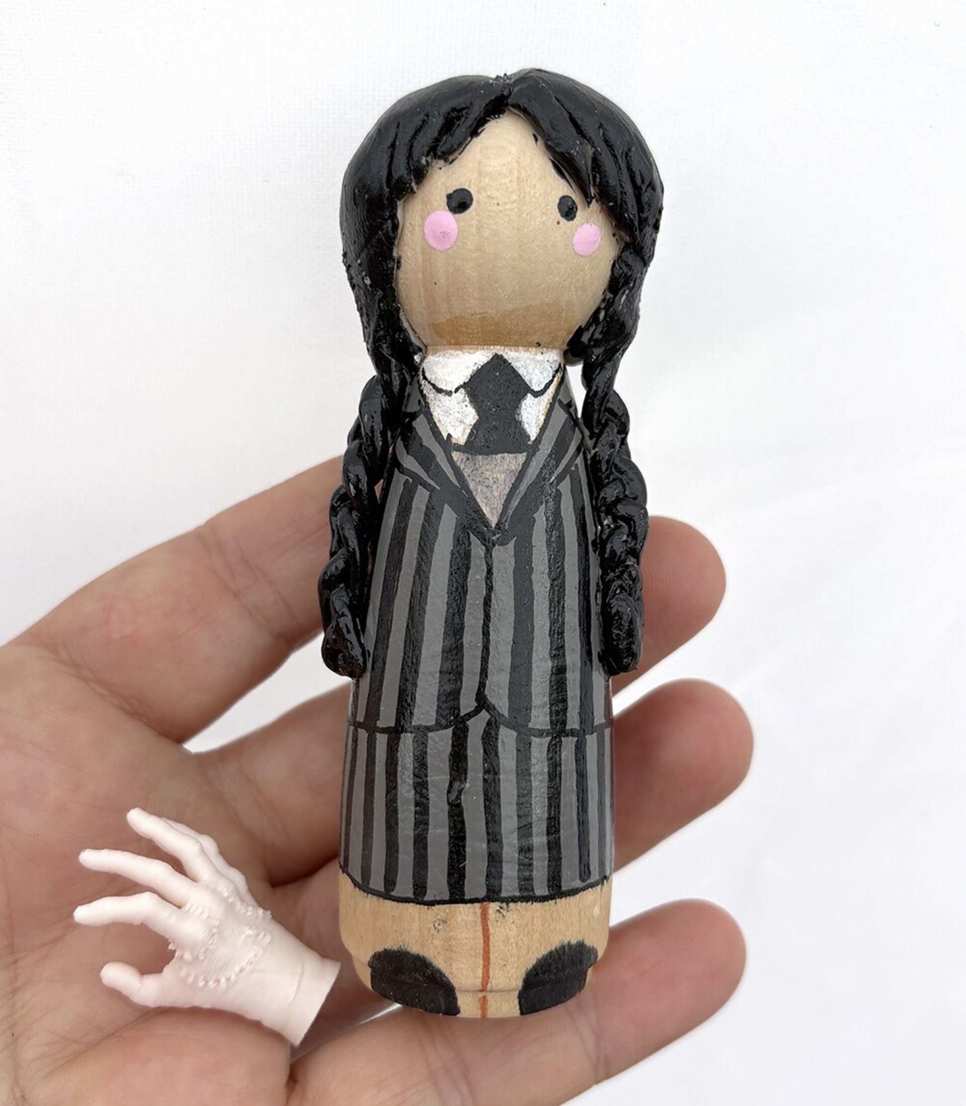 Figura de madera pintada a mano Miércoles Addams - 2