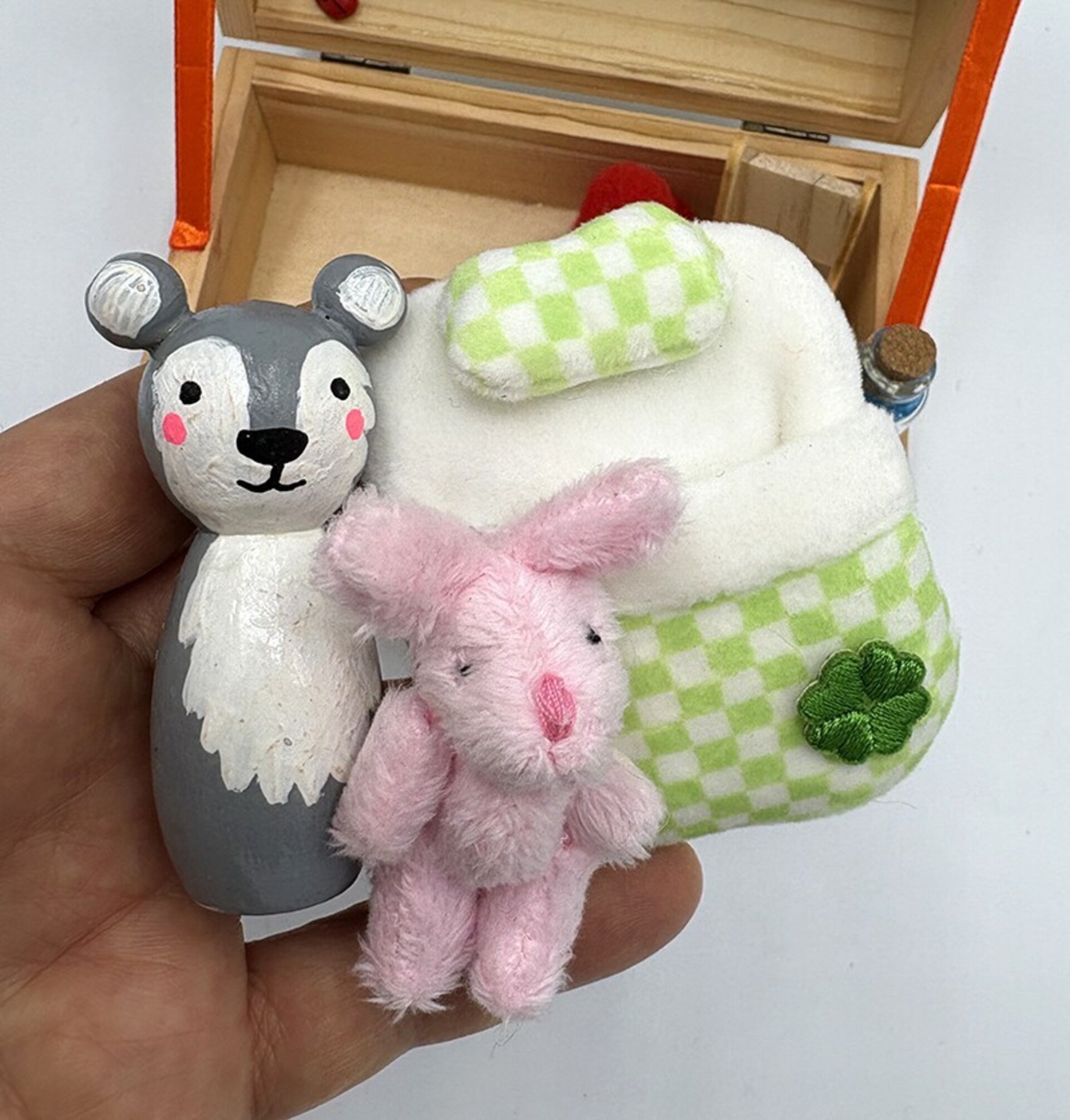 Cajita madera osito polar con miniaturas - Adopta una mascota - 4