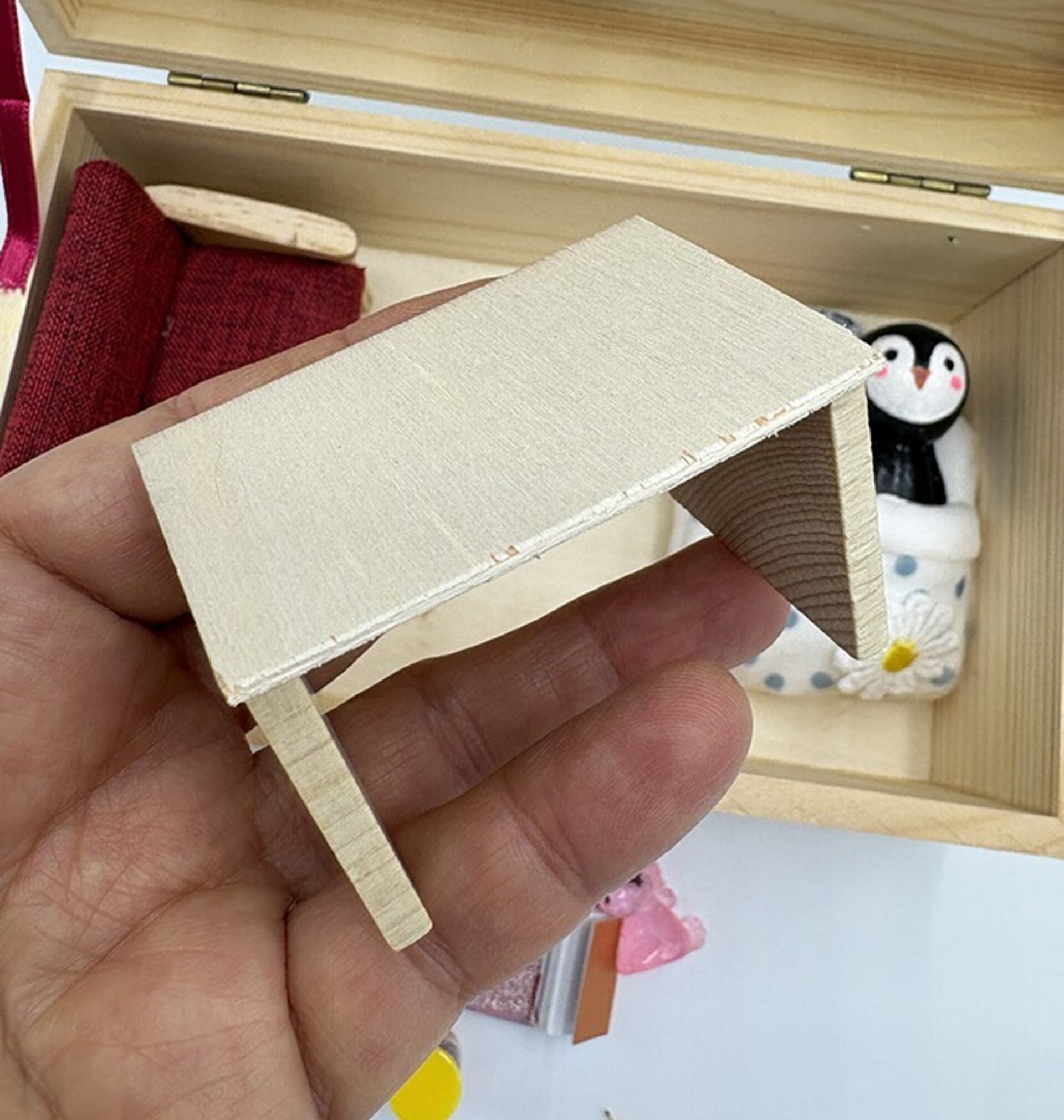 Cajita madera pingüino con sofá - Adopta una mascota - 7