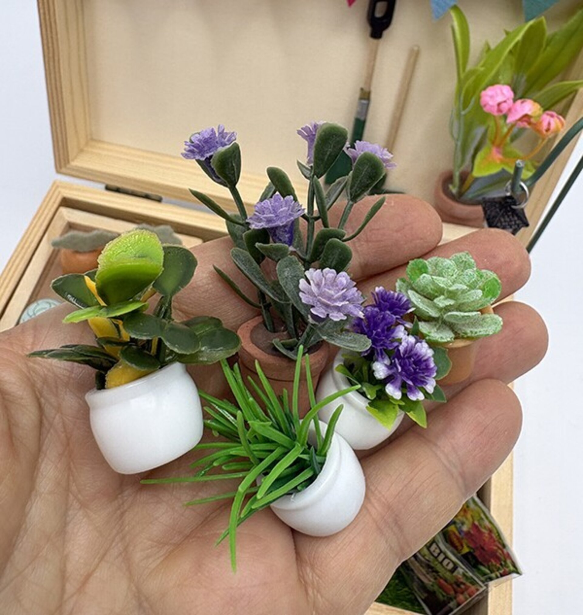 Mini Mundo en Cajita con conejito rosa – Jardín en Miniatura Hecho a Mano - 6