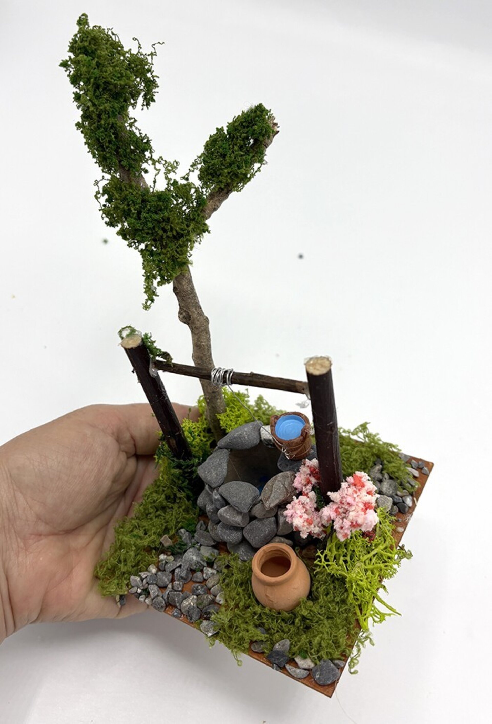 Pozo de piedra artesanal y árbol con personaje de 6,5cm - complementos pesebre - 2