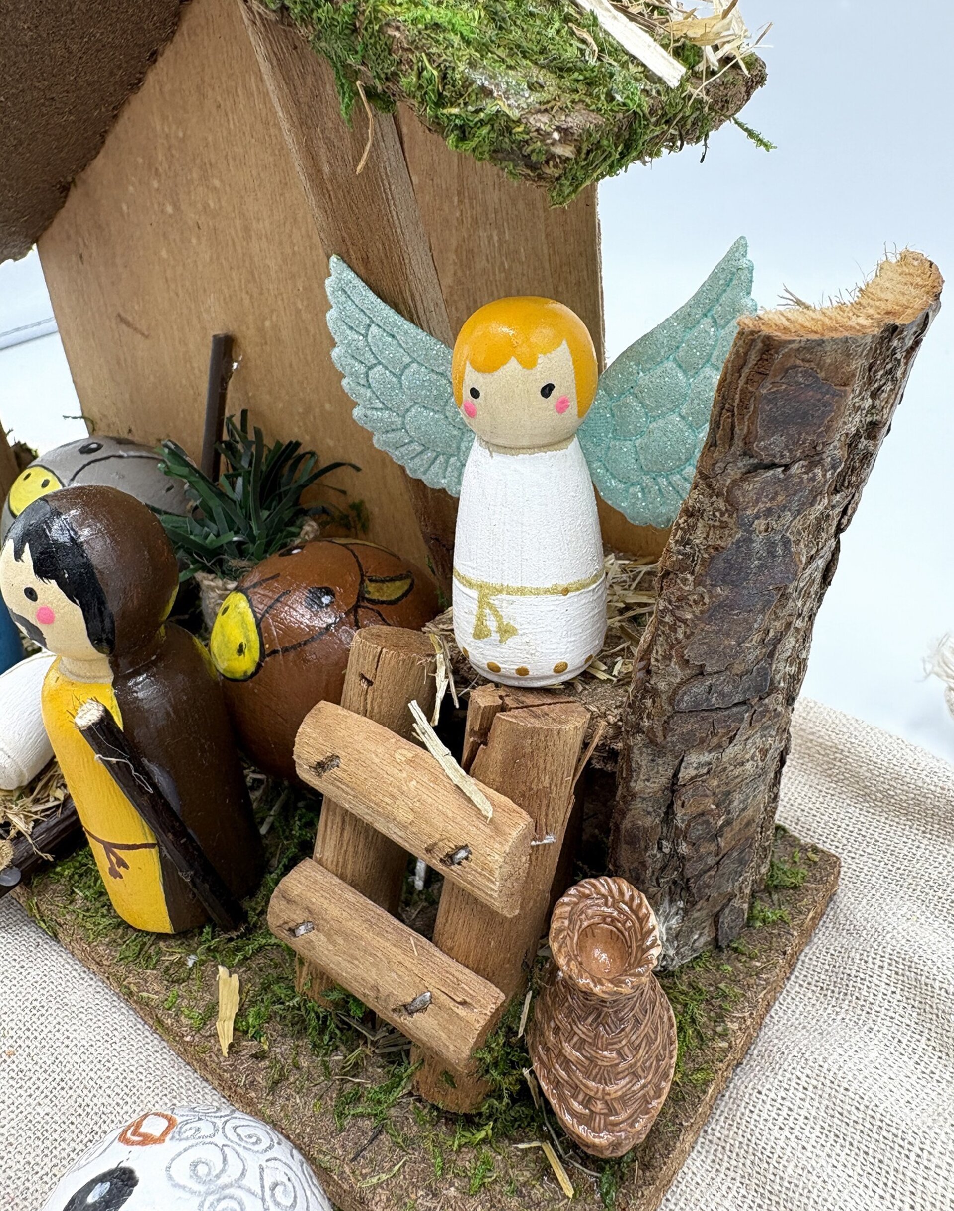 Pesebre de madera hecho a mano - 12