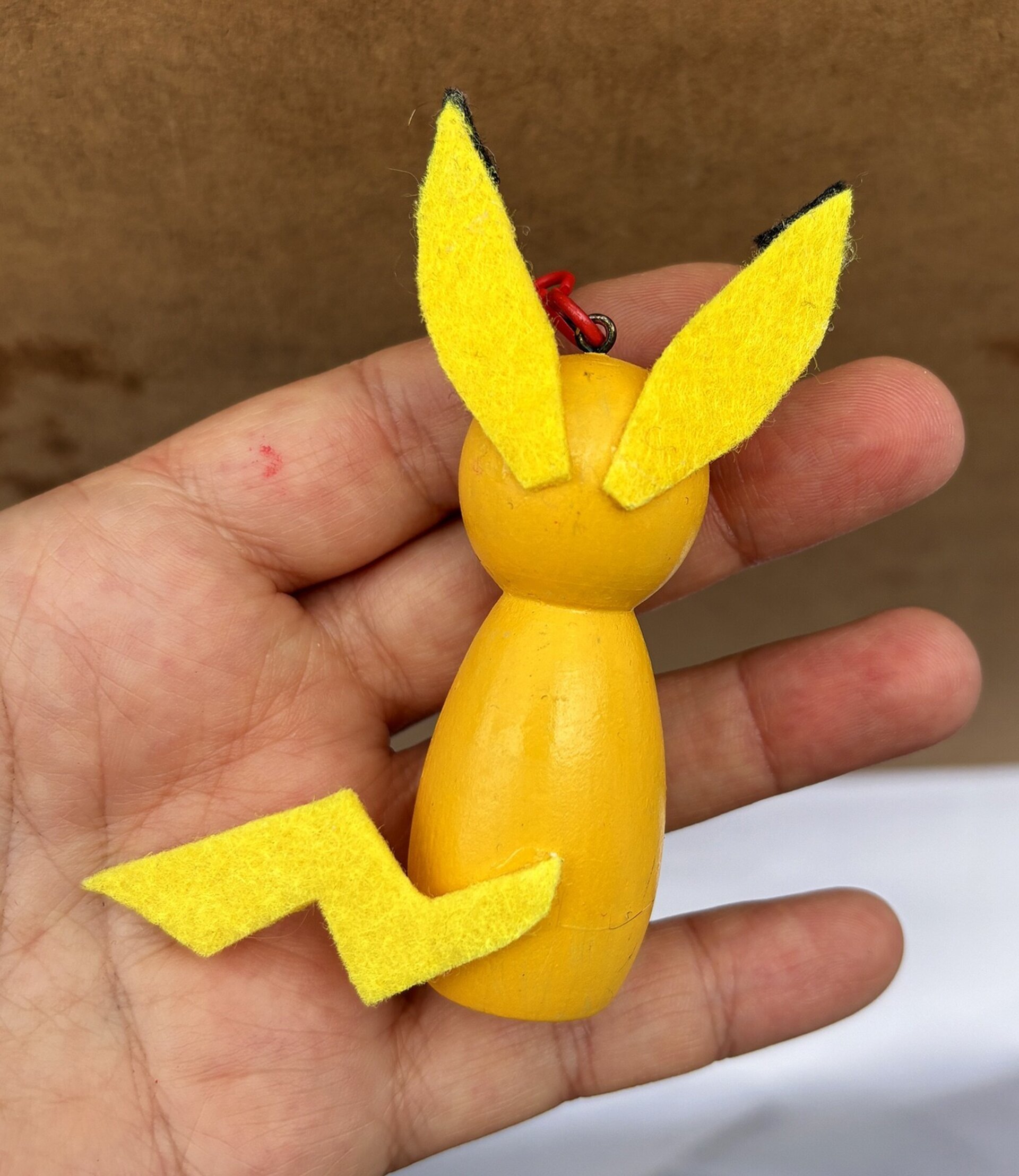 Llavero de Pikachu pintado a mano en madera - 2