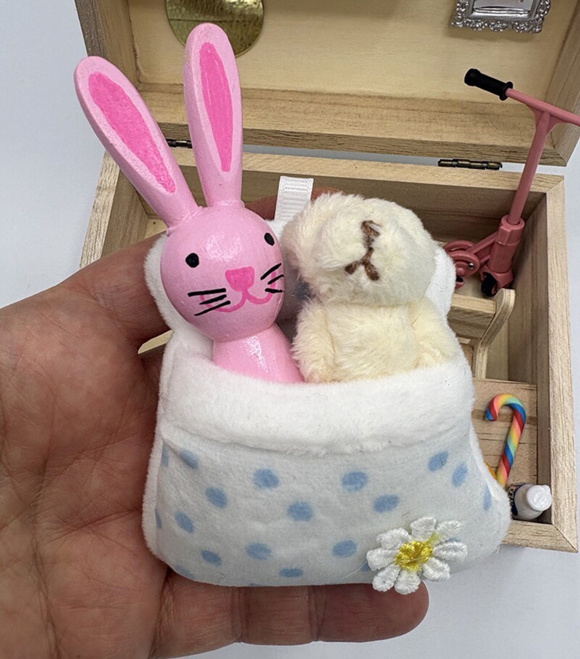 Cajita madera conejo rosa con miniaturas - Adopta una mascota - 8