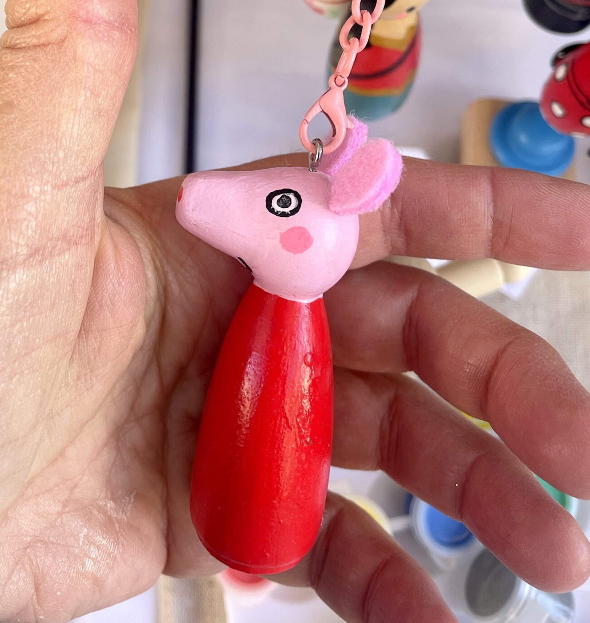 Llavero de Peppa Pig pintado a mano en madera - 2