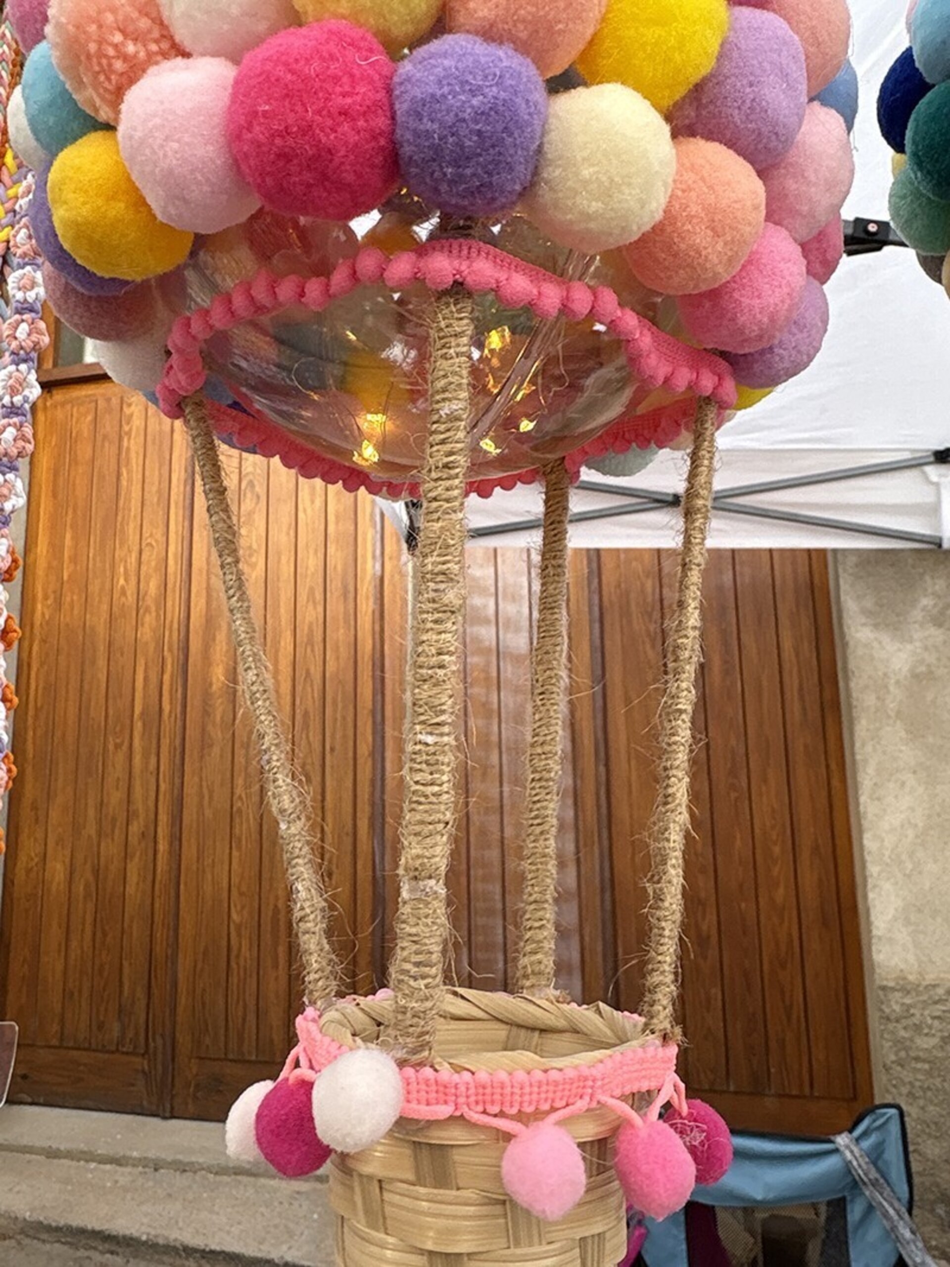 Globo decorativo con luz LED hecho a mano – Punto de luz infantil con pompones - 4