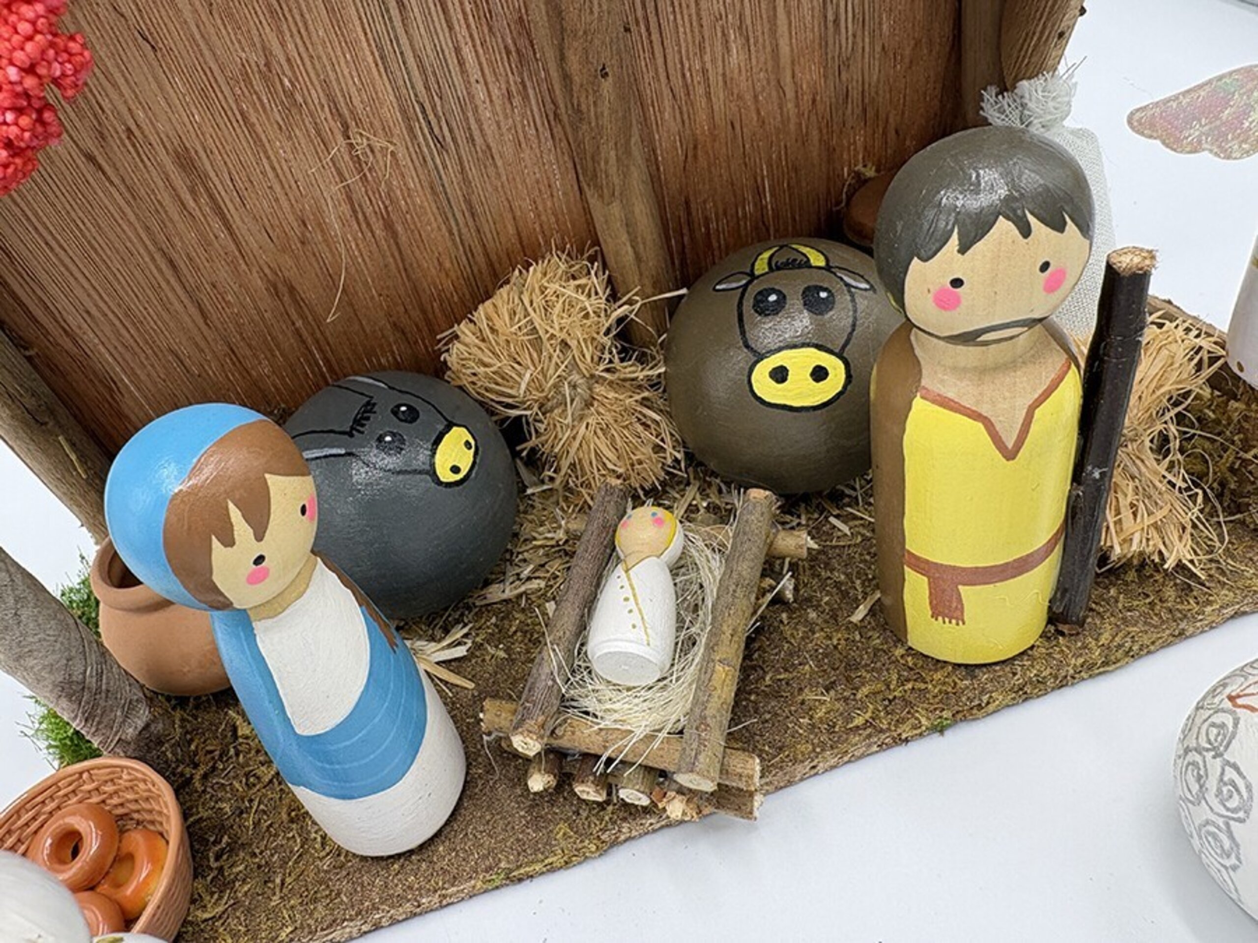 Pesebre artesanal de madera pintado a mano – Figuras de 9 cm - 5