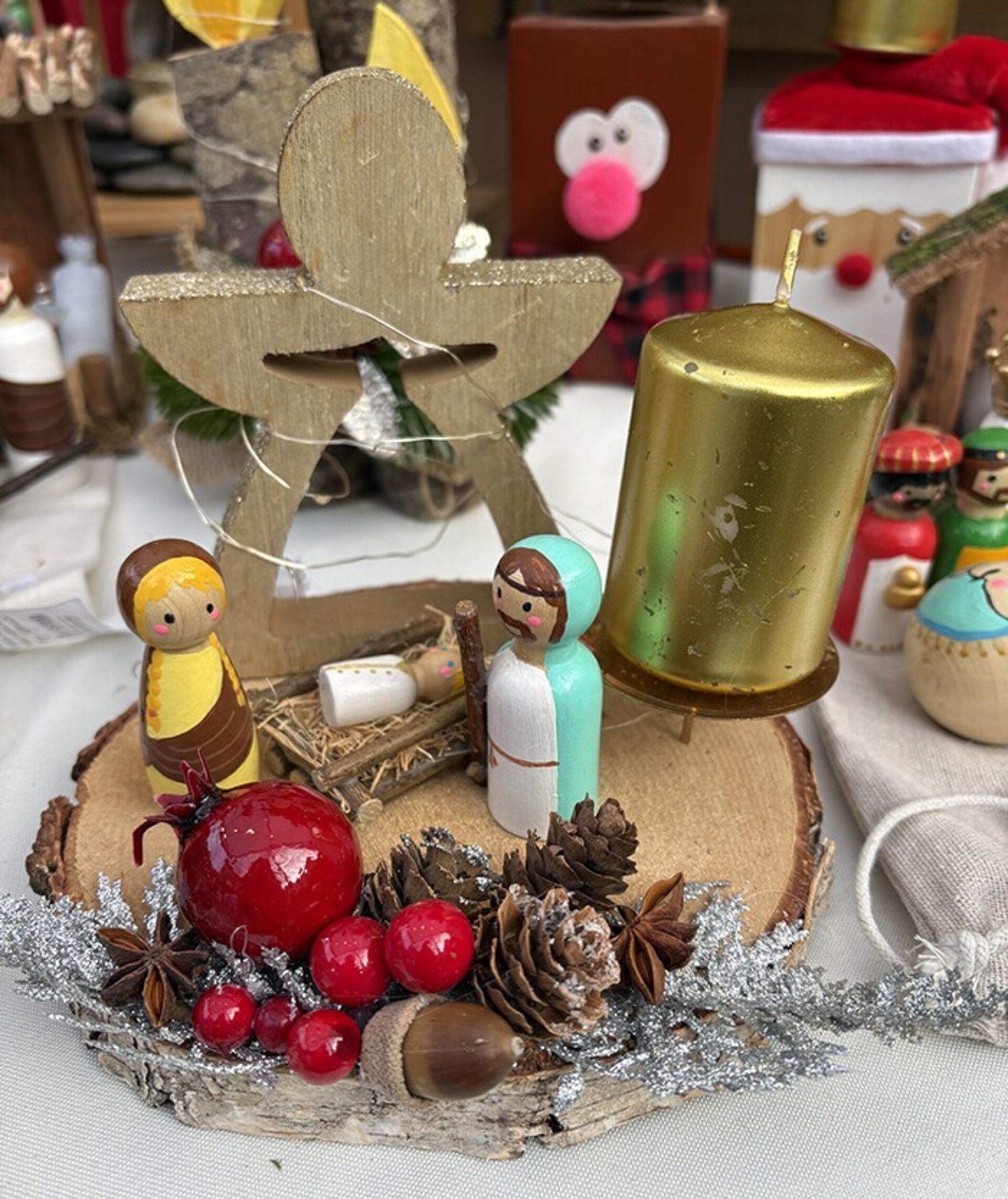 Sagrada familia de madera artesanal | Decoración navideña tradicional con vela - 1