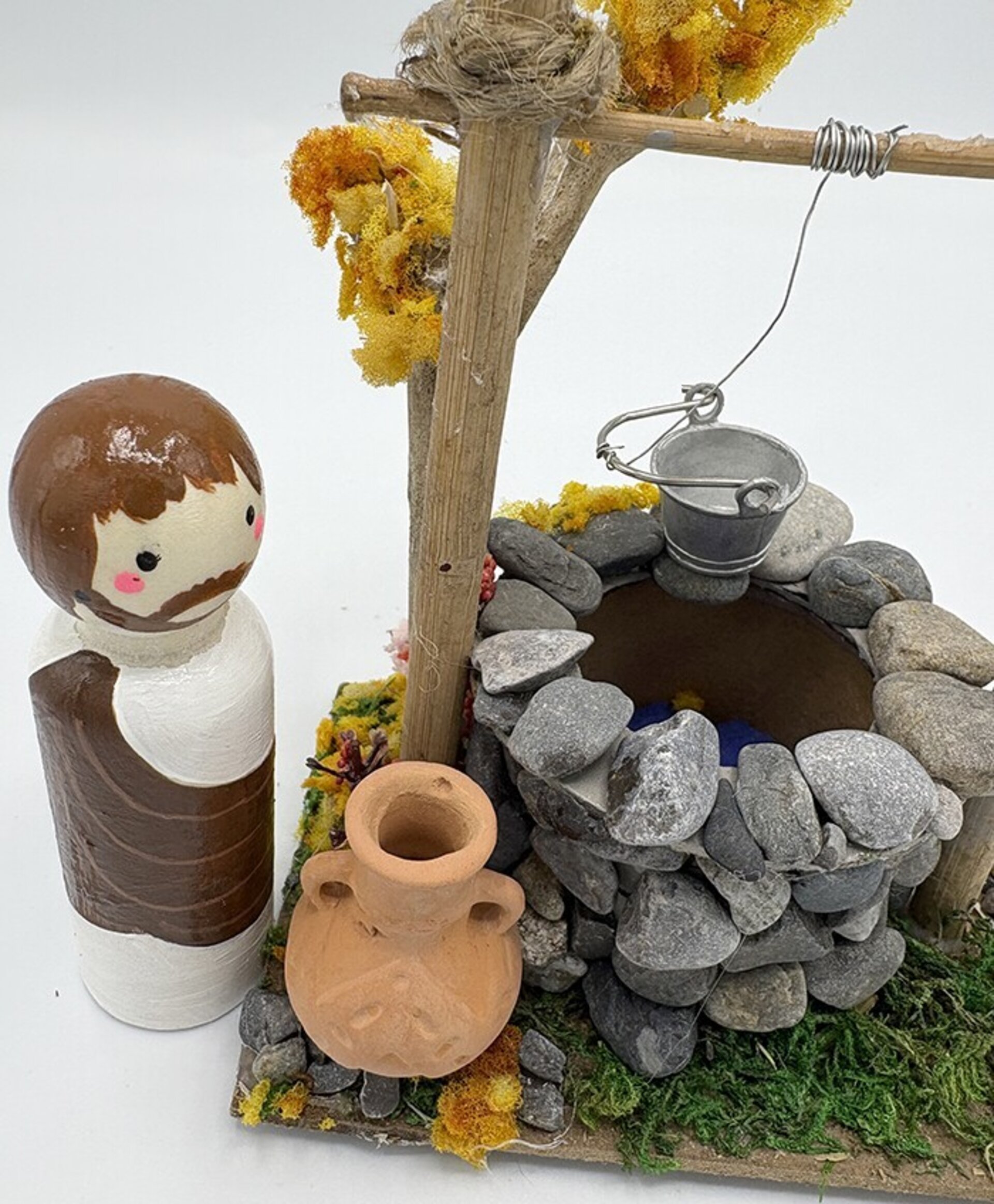 Pozo de piedra artesanal GRANDE con personaje de 9cm - complementos pesebre - 1