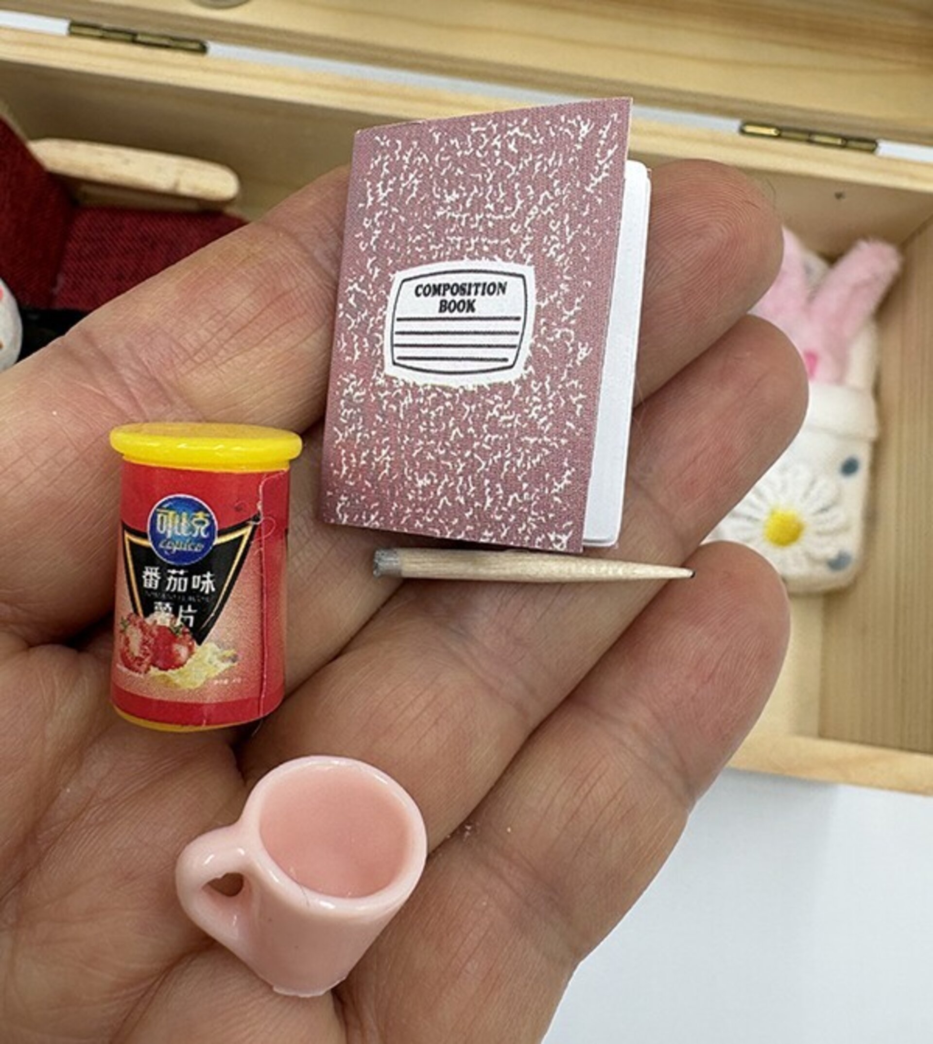 Cajita madera pingüino con sofá - Adopta una mascota - 10