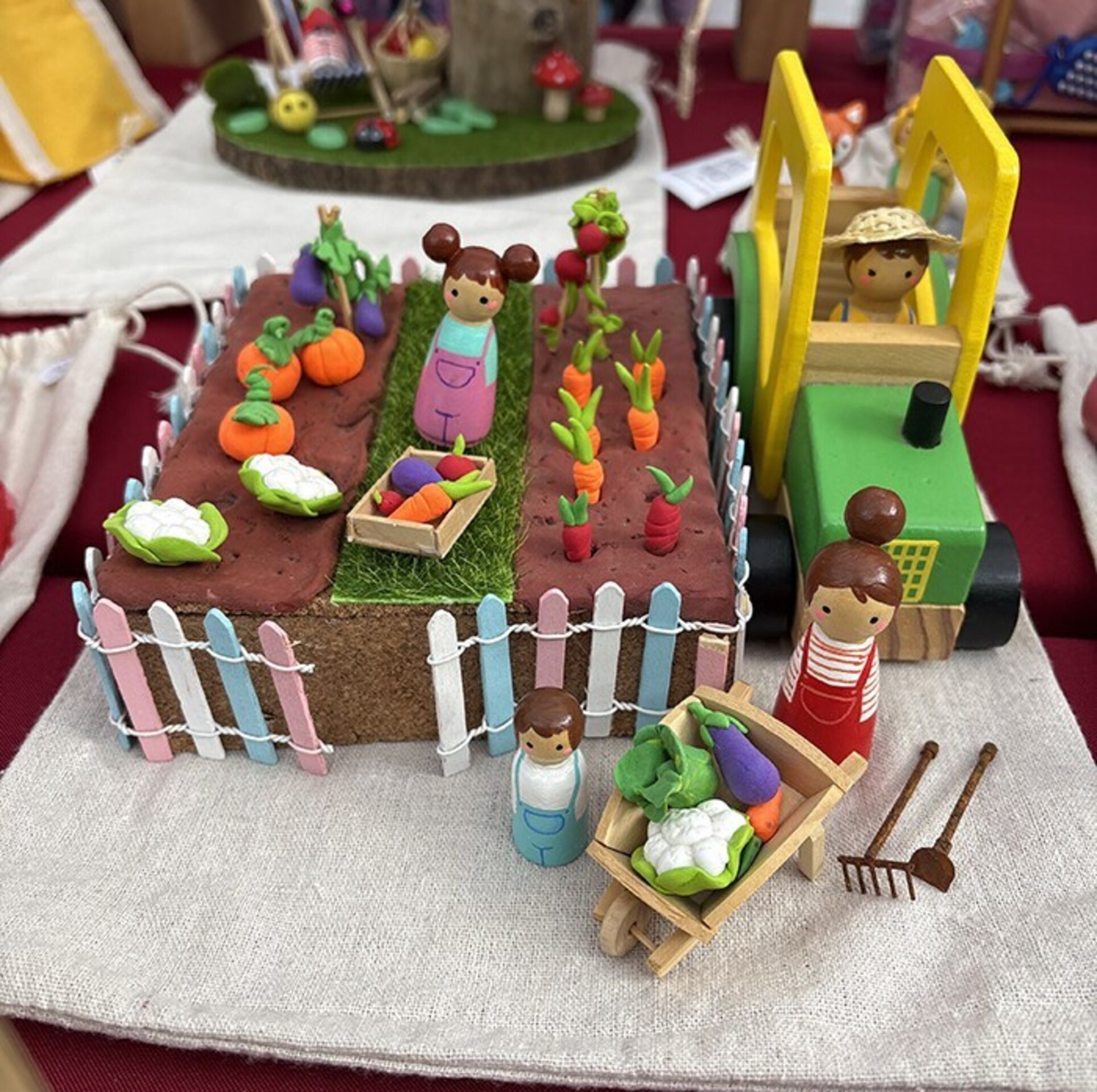 Mini mundo Familia con tractor y huerto - 1