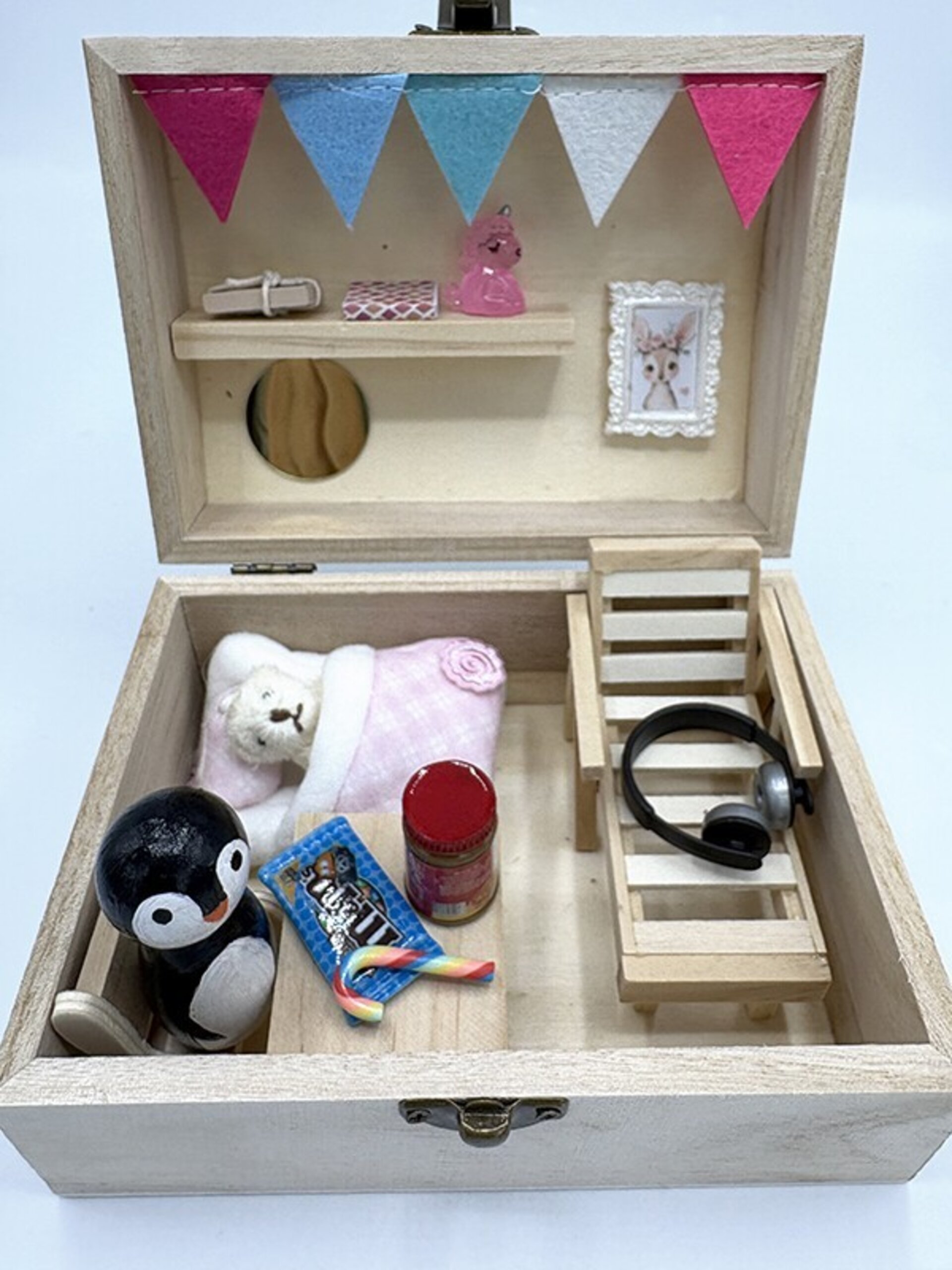 Cajita madera pingüino con miniaturas - Adopta una mascota - 3