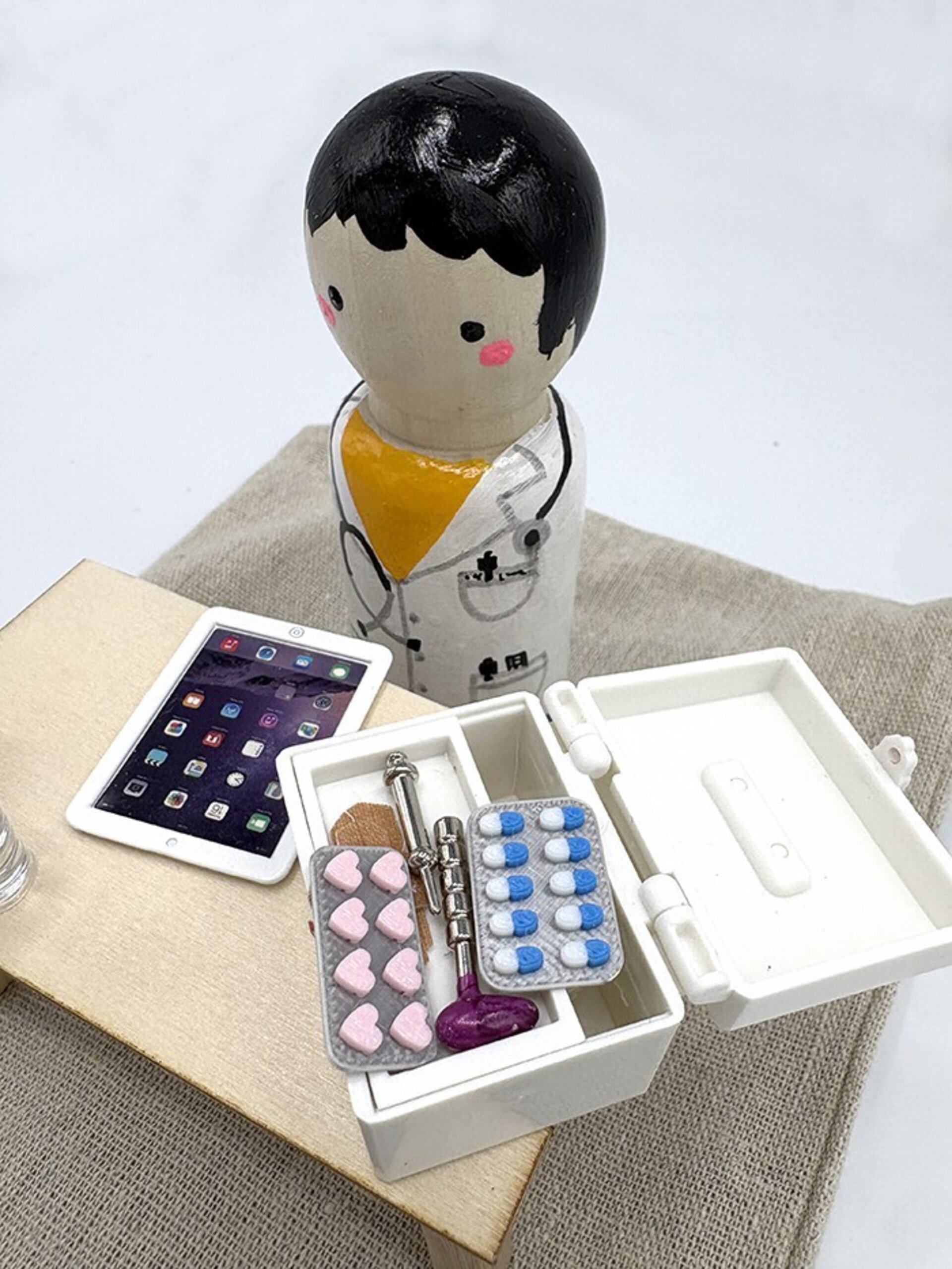 Mini Mundo Médico/a de Madera – Juguete Artesanal con Miniaturas - 9