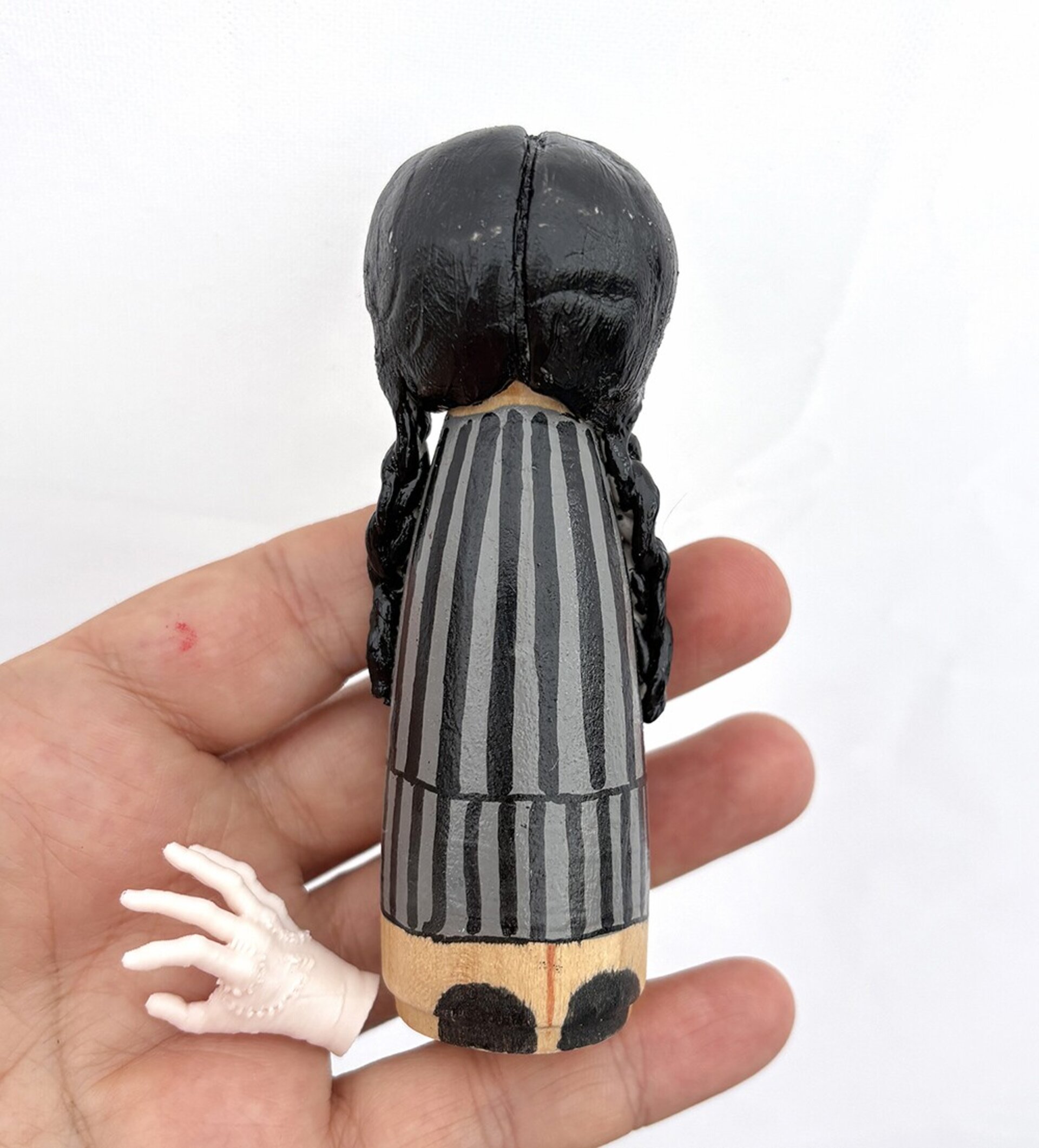 Figura de madera pintada a mano Miércoles Addams - 4