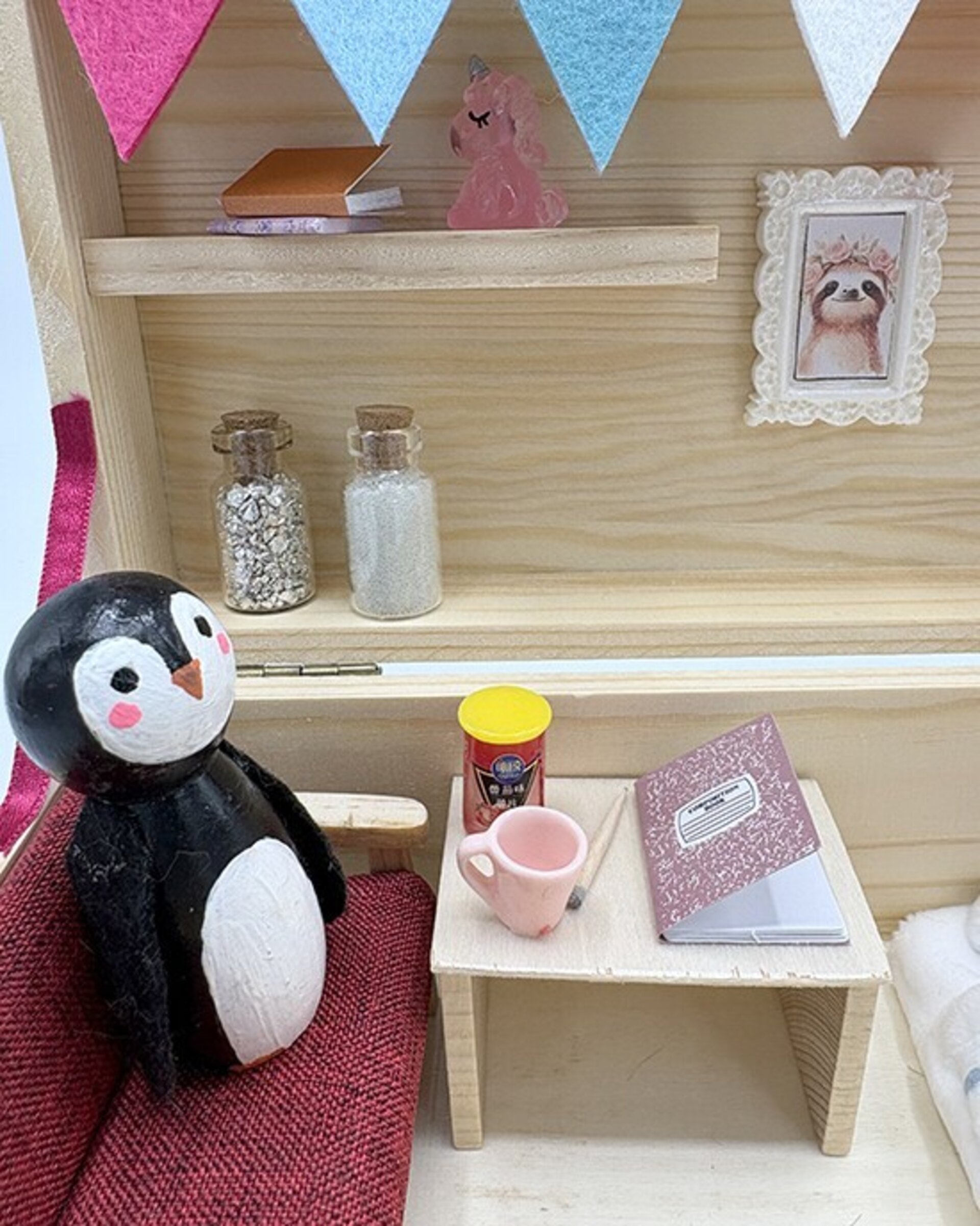 Cajita madera pingüino con sofá - Adopta una mascota - 4