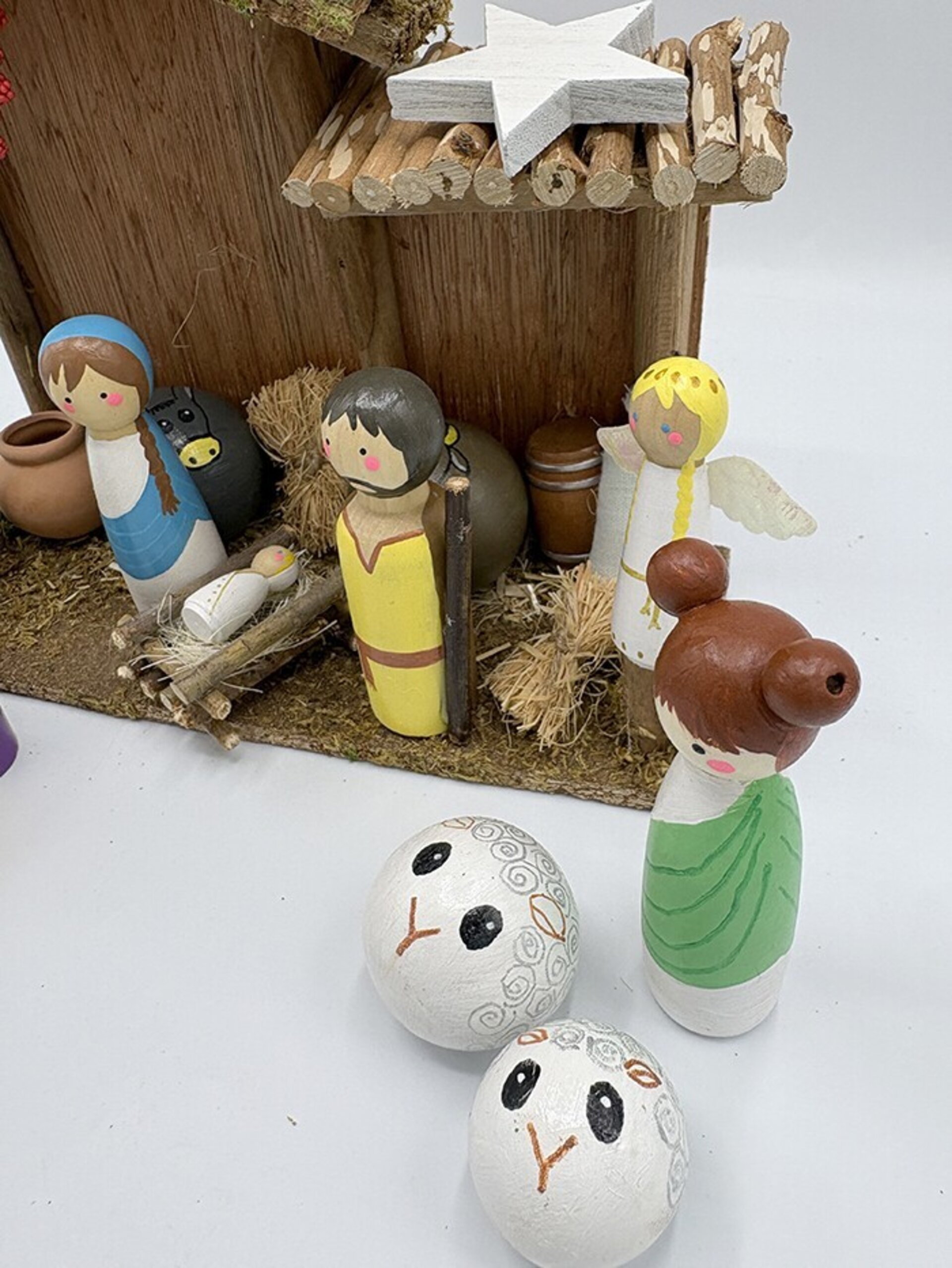 Pesebre artesanal de madera pintado a mano – Figuras de 9 cm - 4
