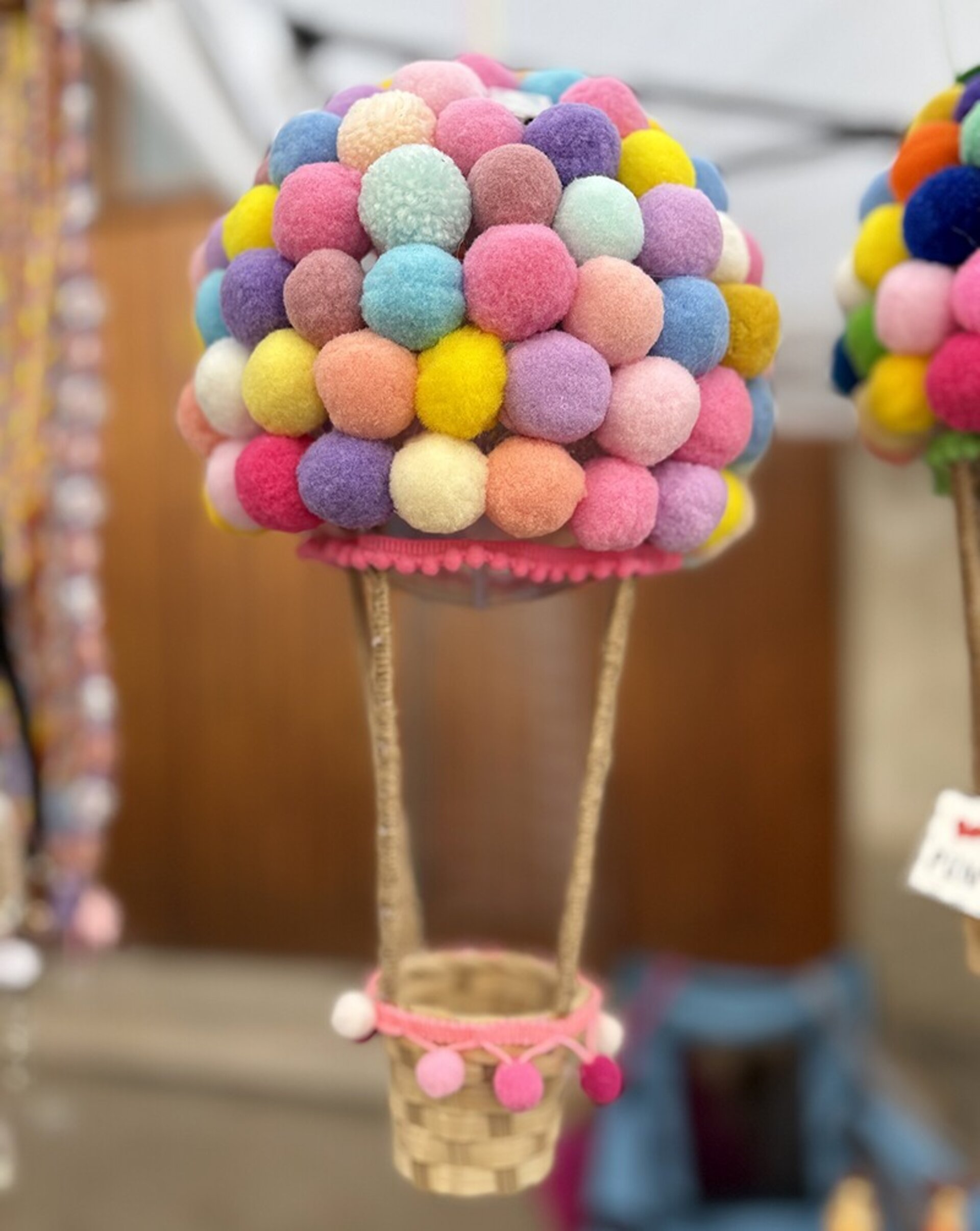 Globo decorativo con luz LED hecho a mano – Punto de luz infantil con pompones - 5