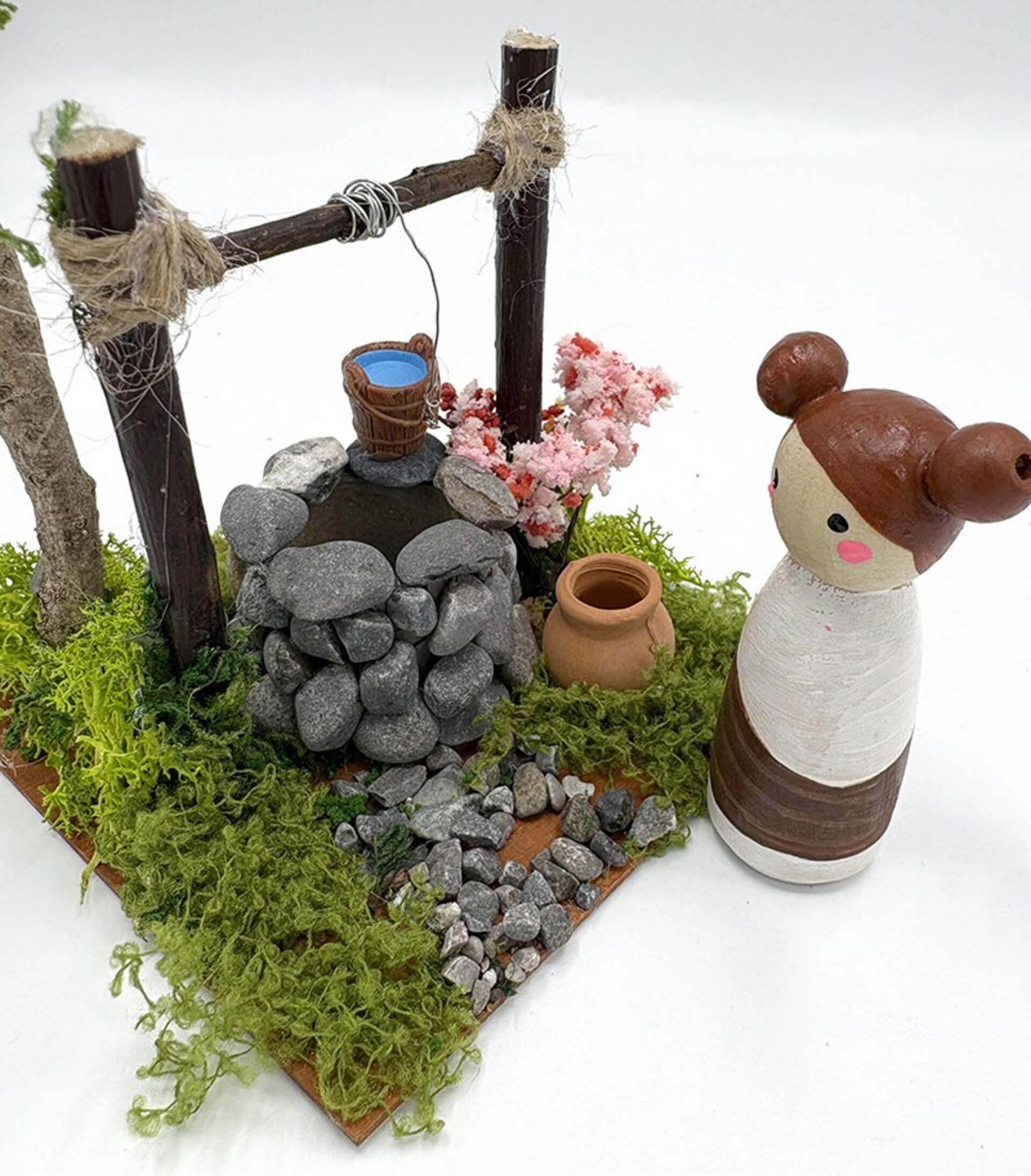 Pozo de piedra artesanal y árbol con personaje de 6,5cm - complementos pesebre - 4