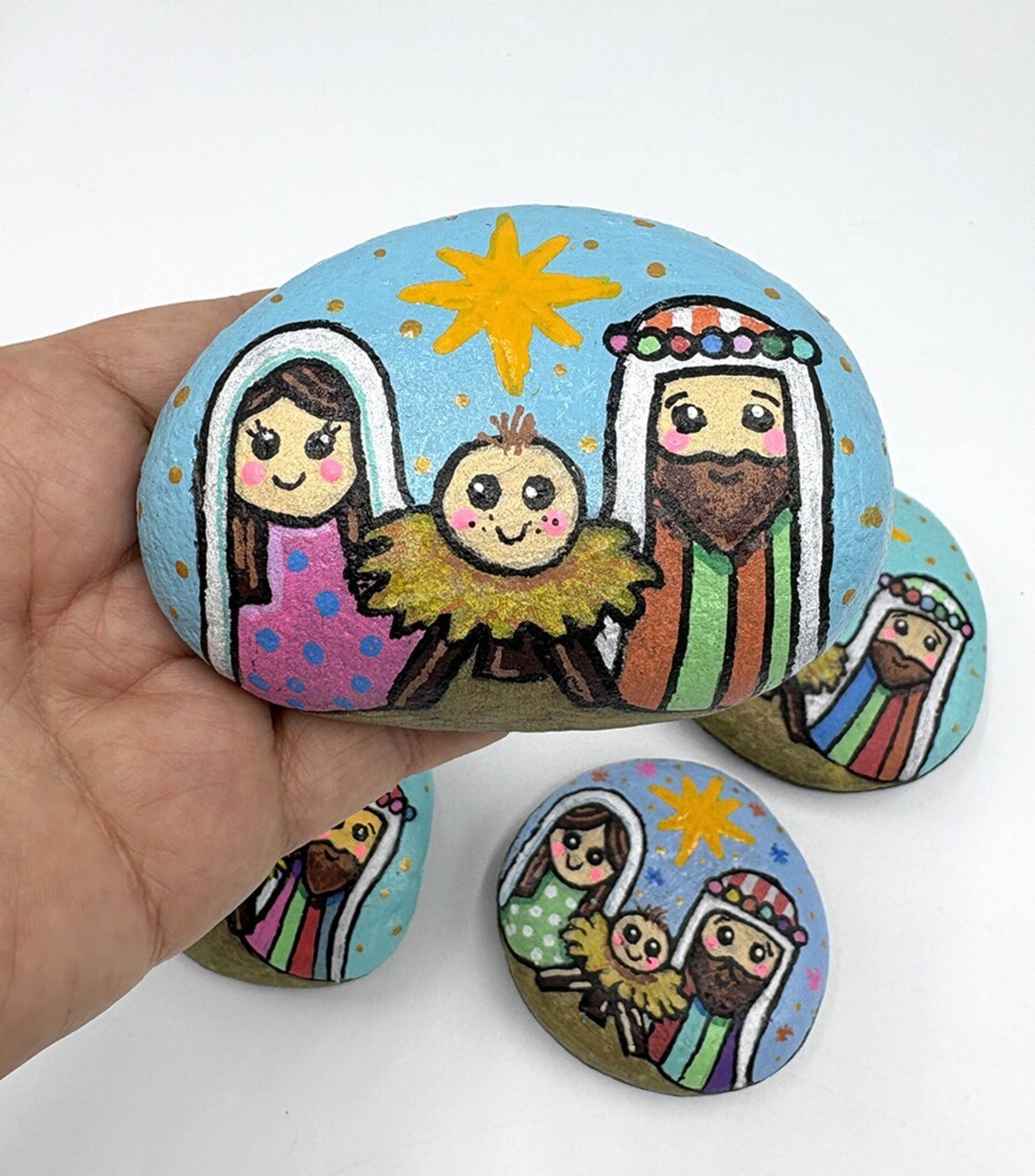 Piedra con Nacimiento Pintado a Mano – Decoración Navideña Artesanal - 5