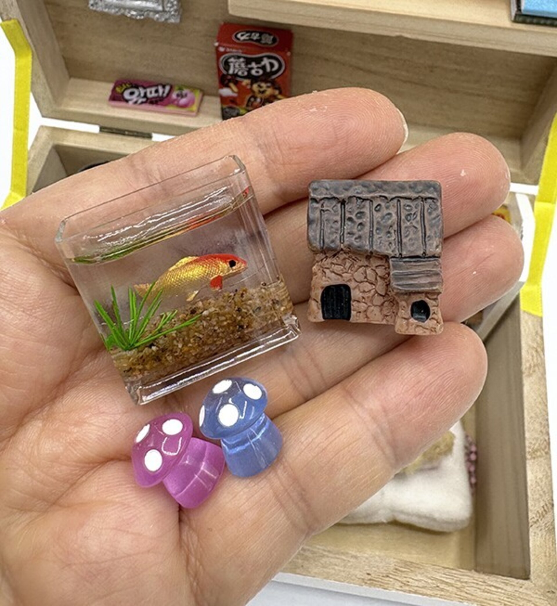 Mini Mundo en Cajita con pingüino con set de maquillaje - 4