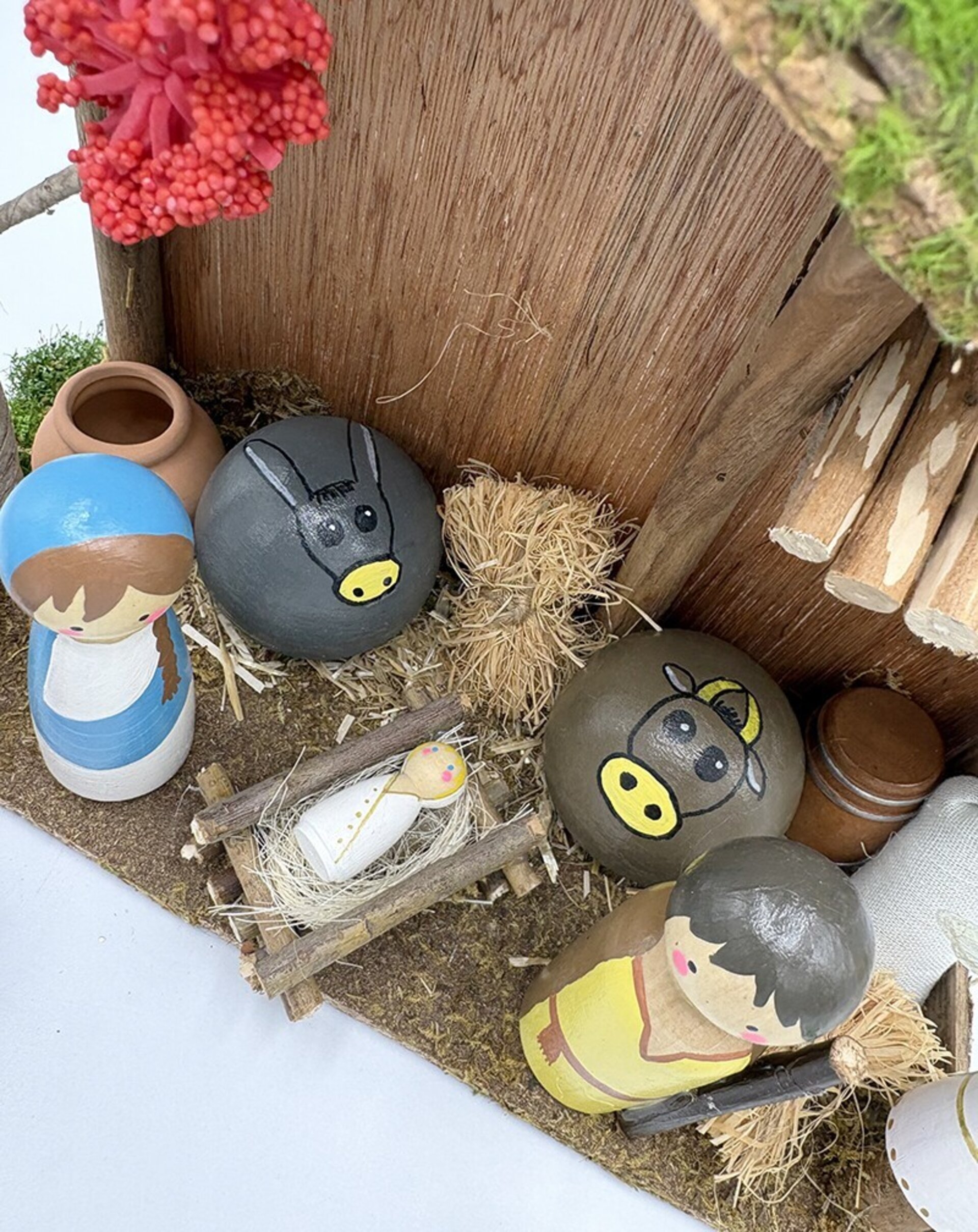 Pesebre artesanal de madera pintado a mano – Figuras de 9 cm - 3