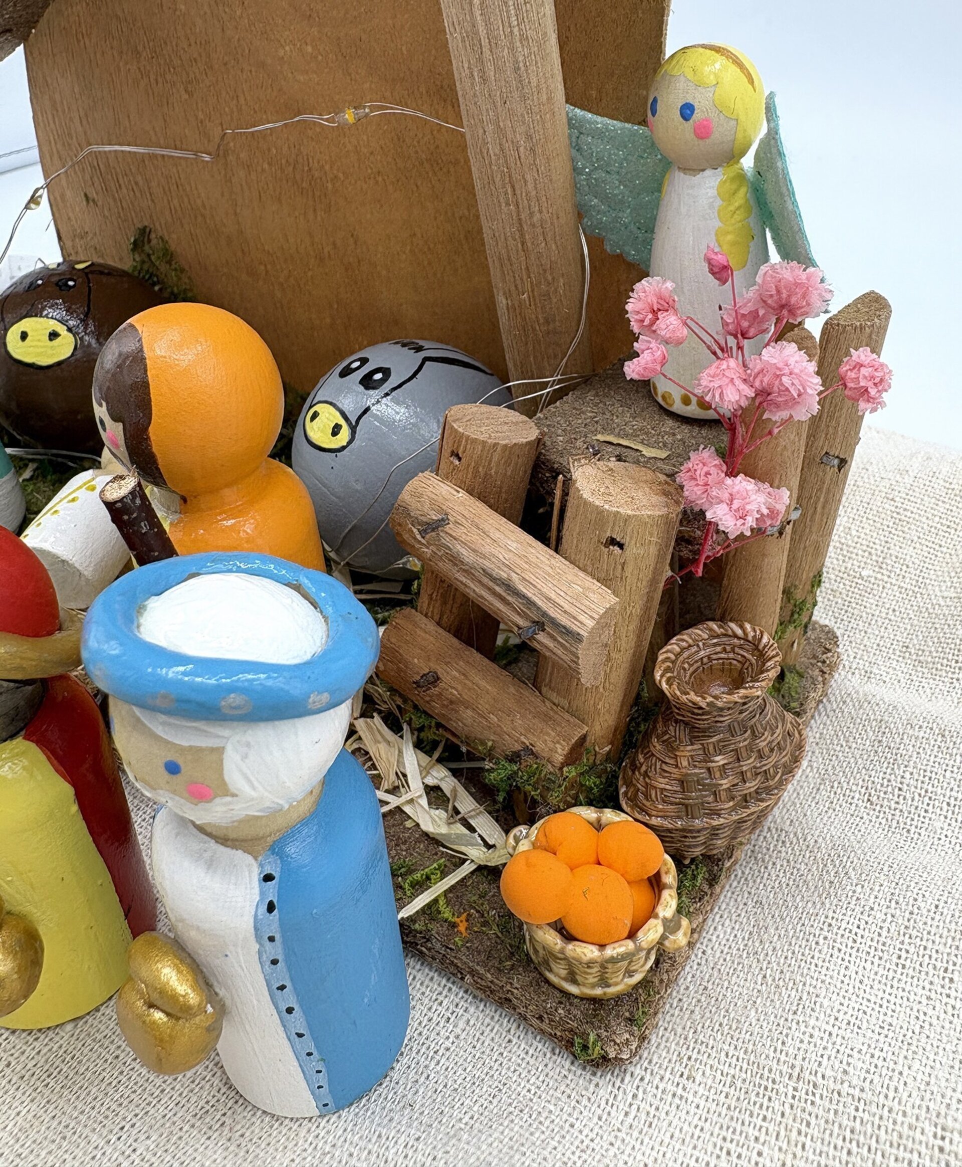 Pesebre de madera hecho a mano - 4