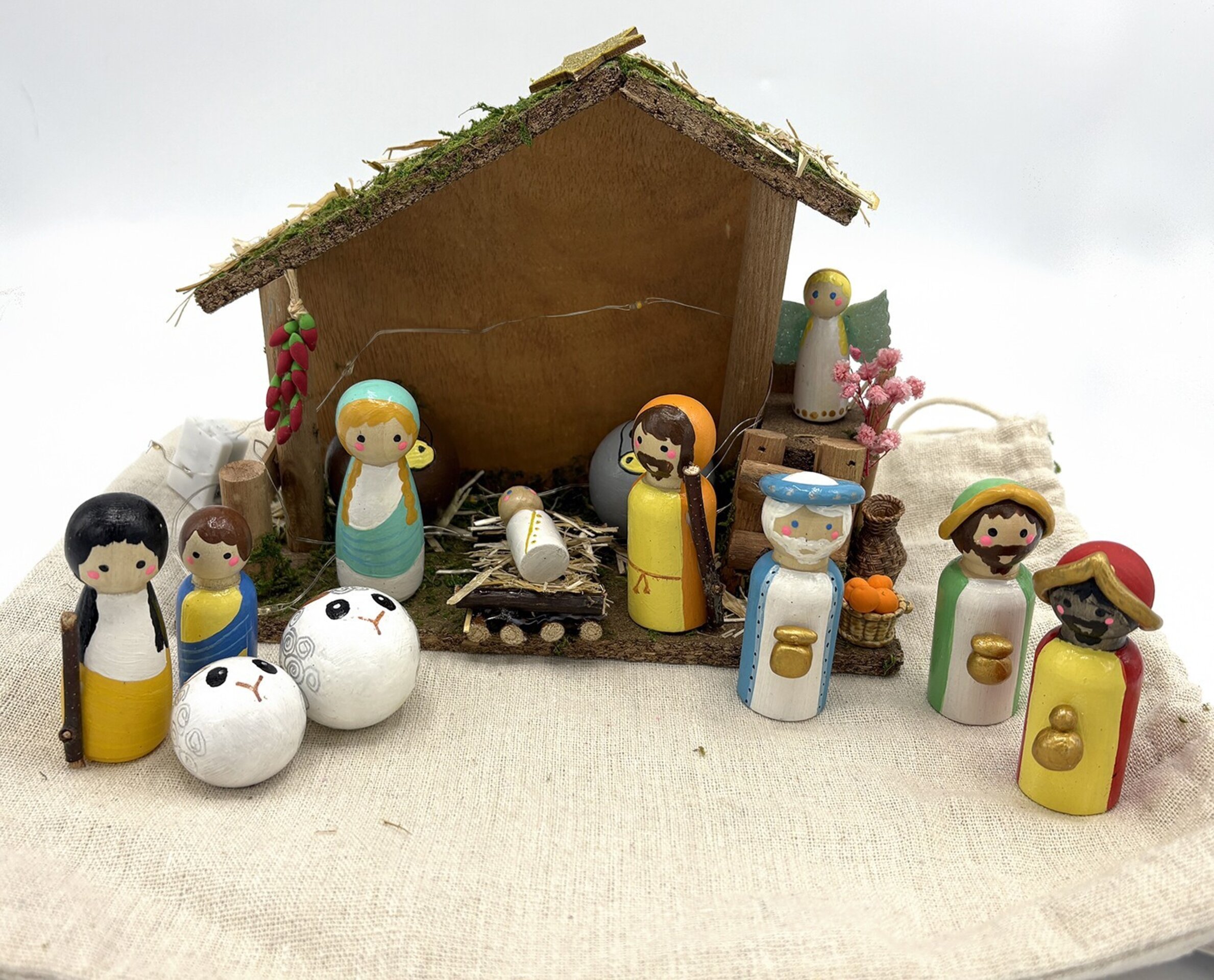 Pesebre de madera hecho a mano - 1