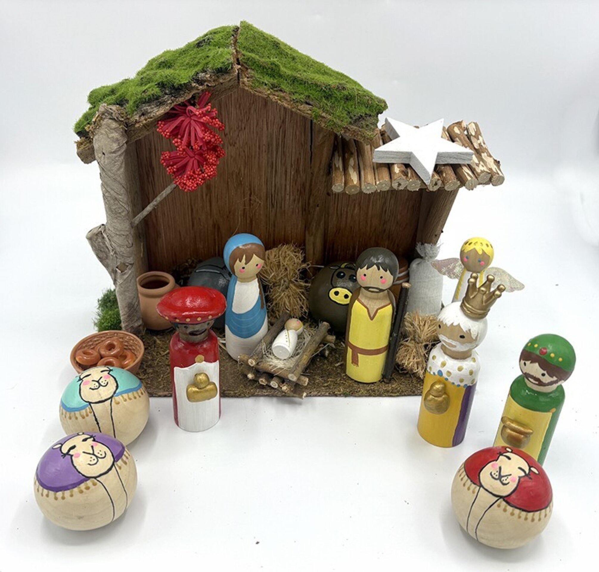 Pesebre artesanal de madera pintado a mano – Figuras de 9 cm - 11