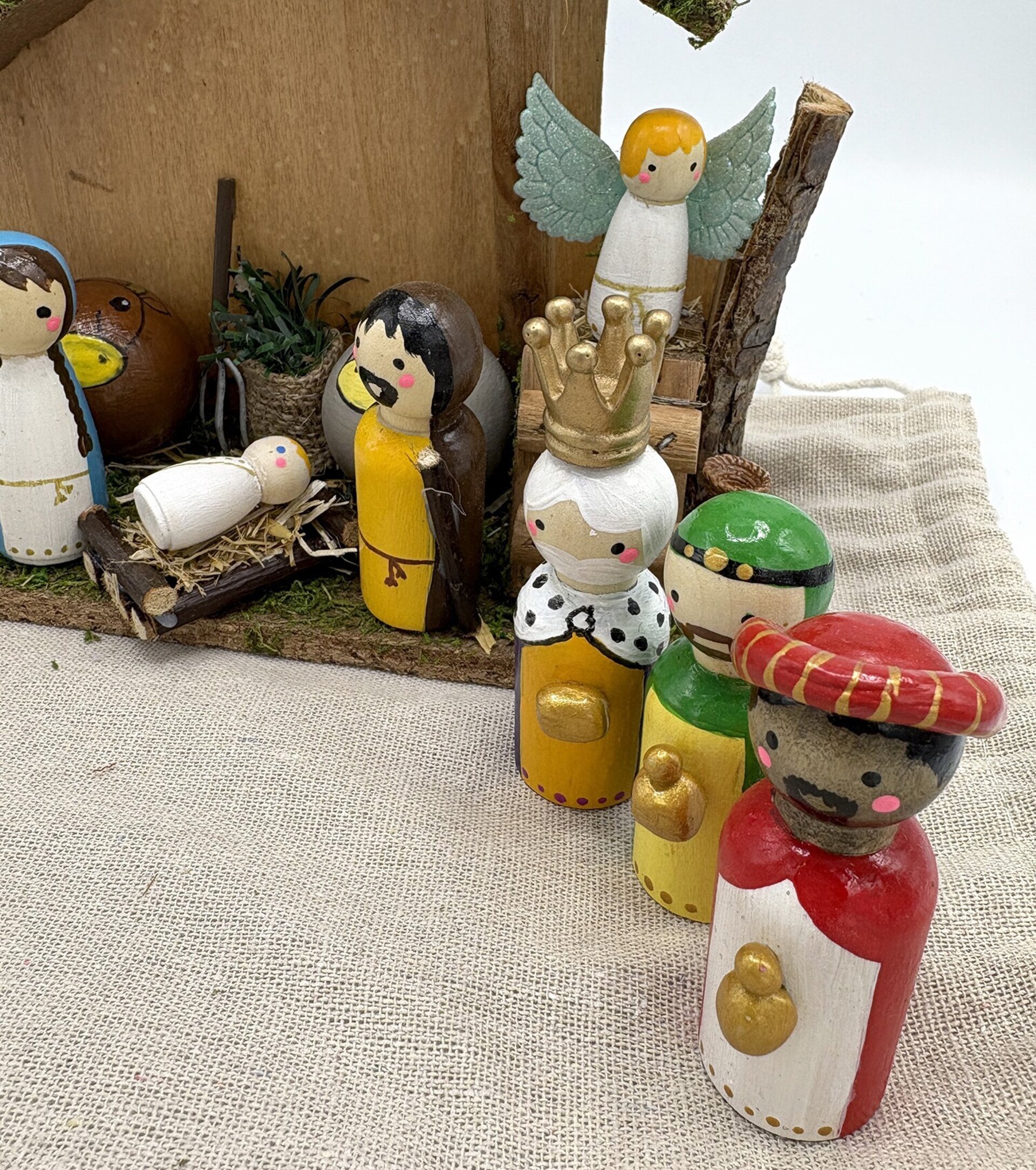 Pesebre de madera hecho a mano - 4
