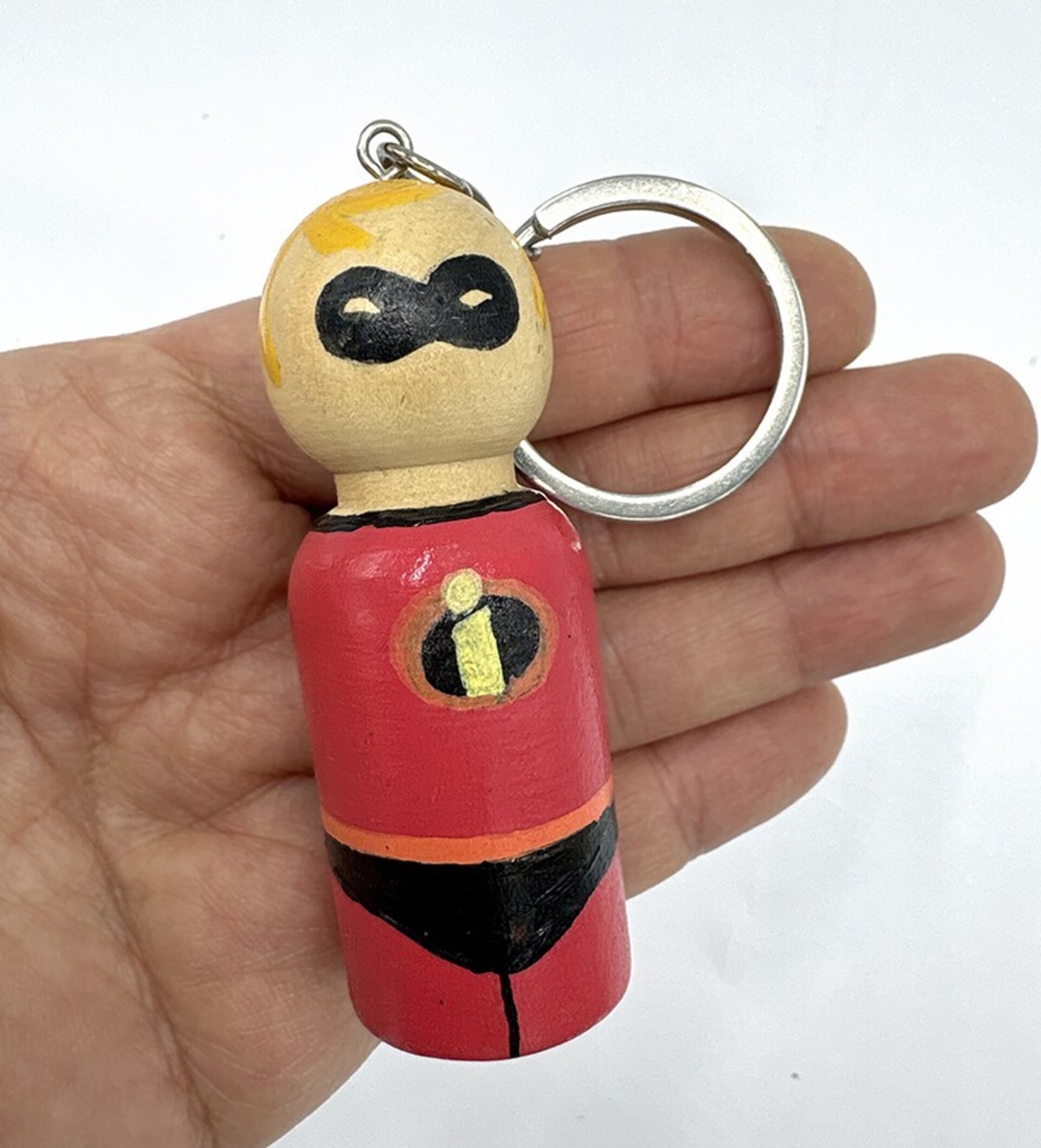 Llaveros de Los Increíbles pintados a mano en madera - 3