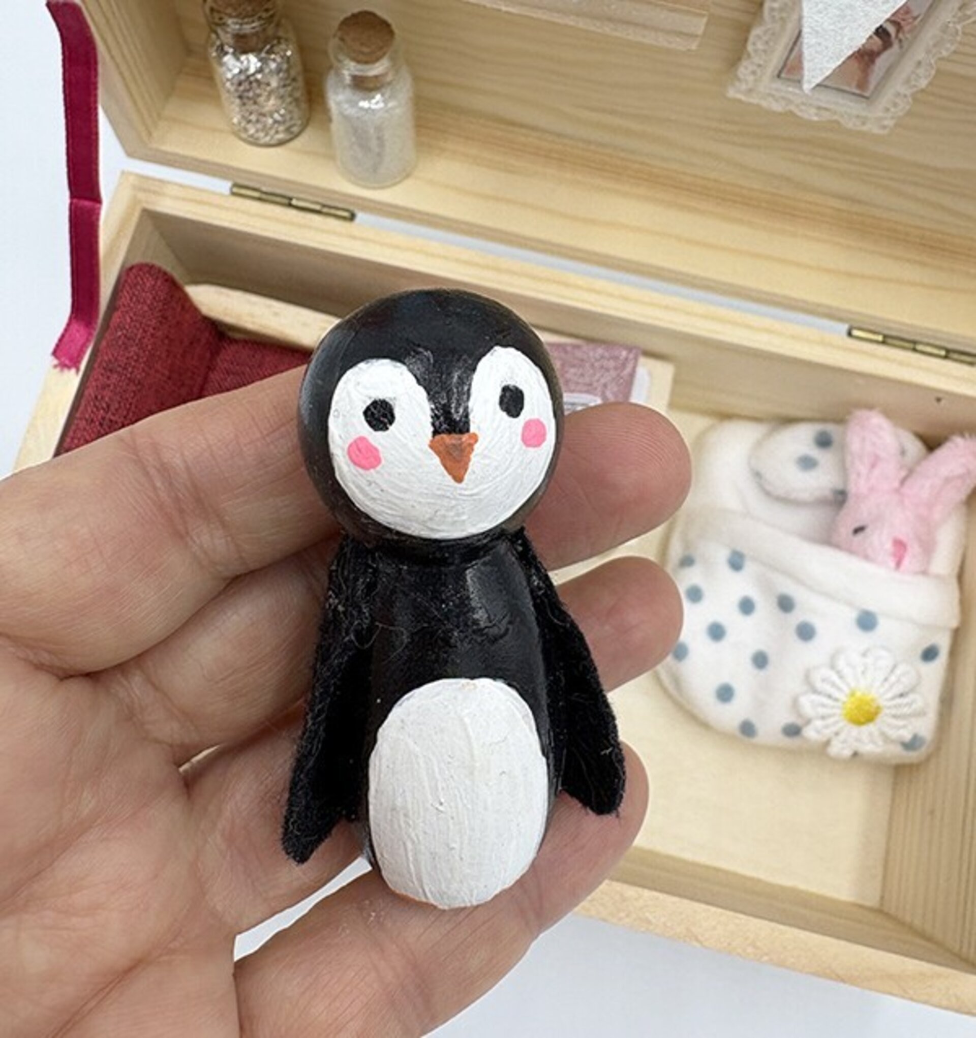 Cajita madera pingüino con sofá - Adopta una mascota - 5