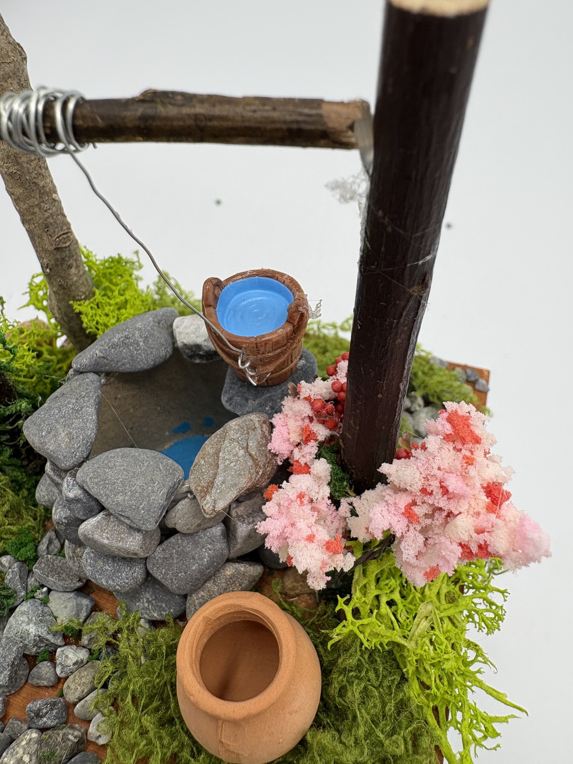 Pozo de piedra artesanal y árbol con personaje de 6,5cm - complementos pesebre - 6