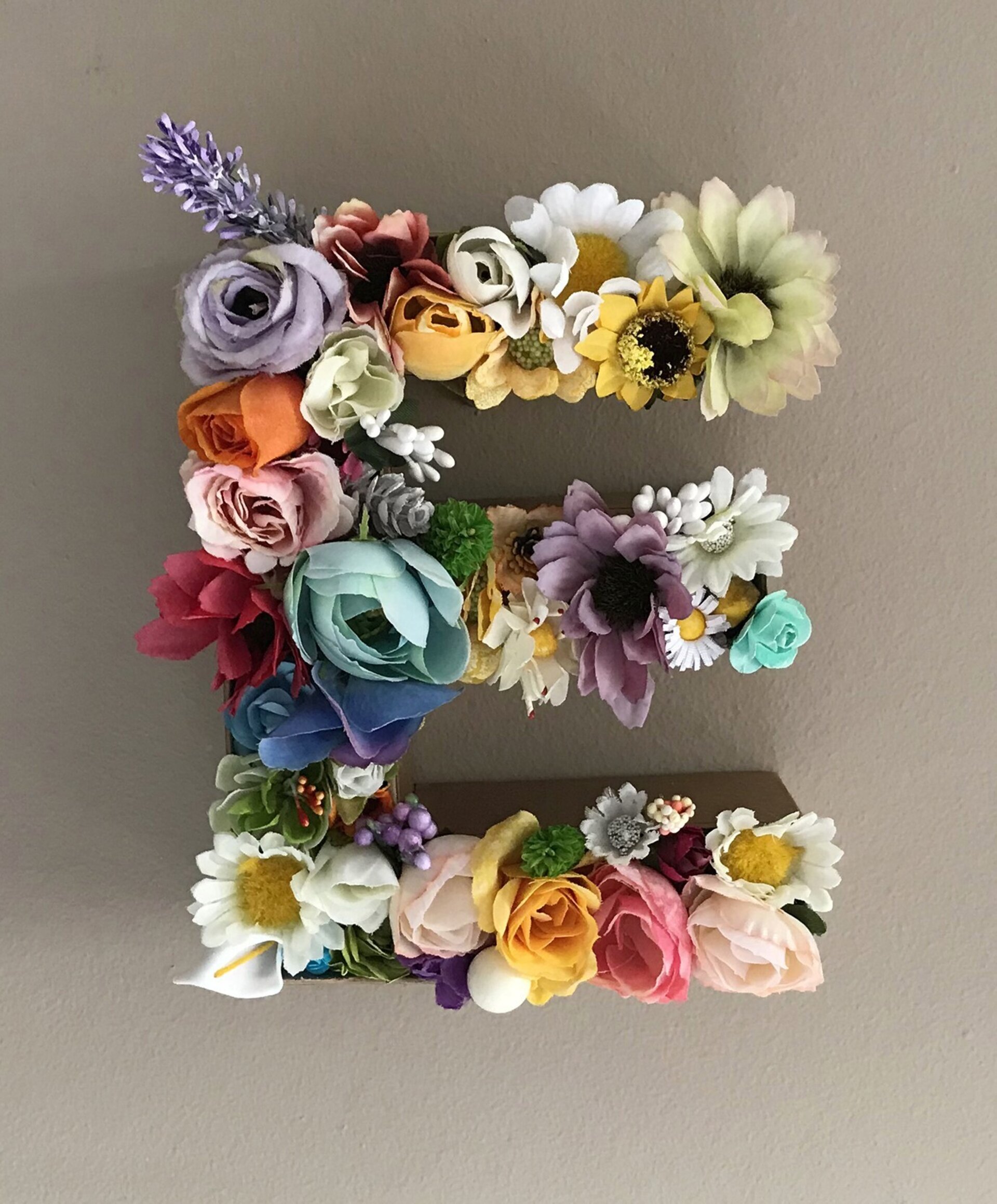 Decoración con letra E de flores - 3