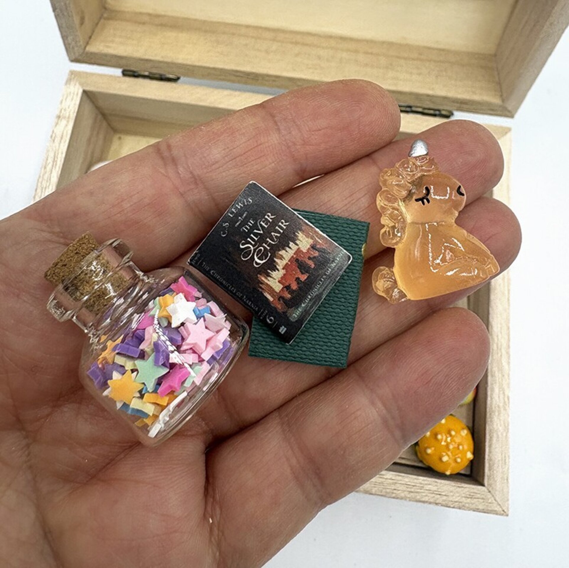 Cajita madera conejo rosa con miniaturas - Adopta una mascota - 10