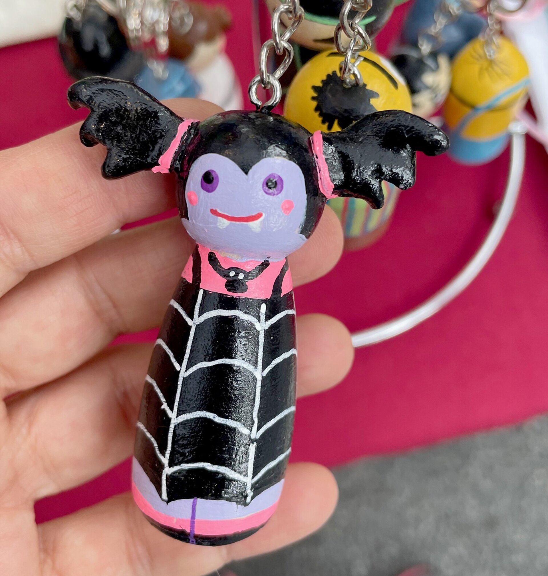 Llavero de Vampirina pintado a mano en madera - 1