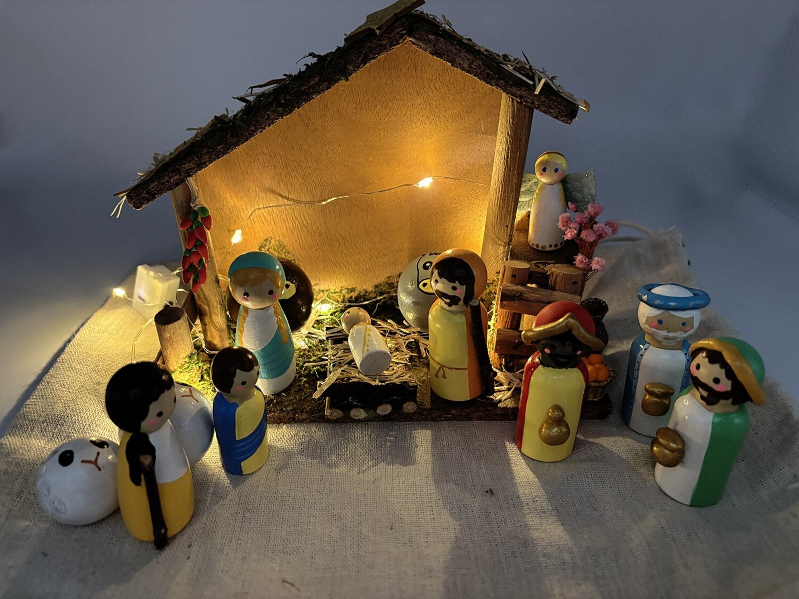 Pesebre de madera hecho a mano - 2