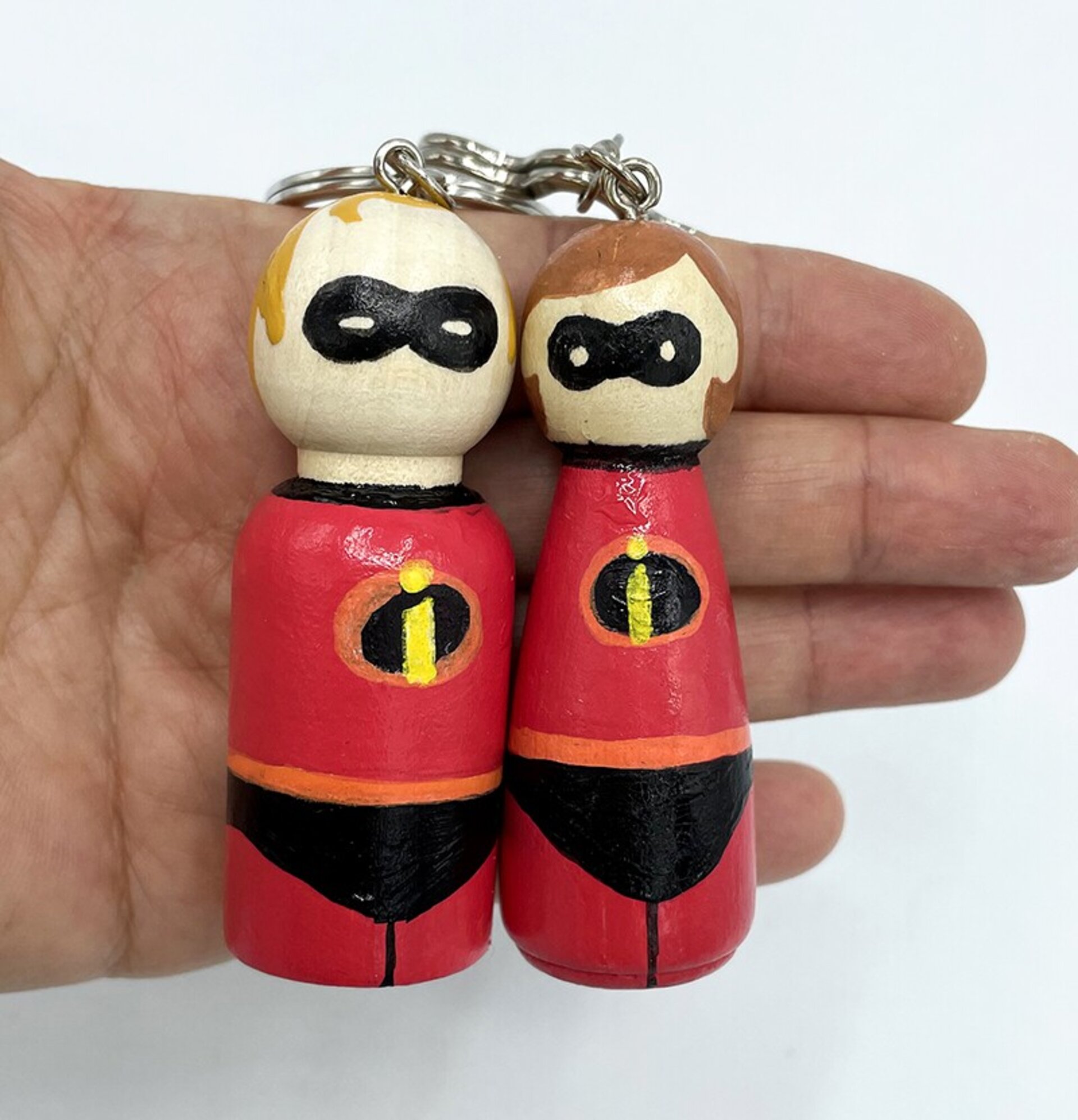 Llaveros de Los Increíbles pintados a mano en madera - 1