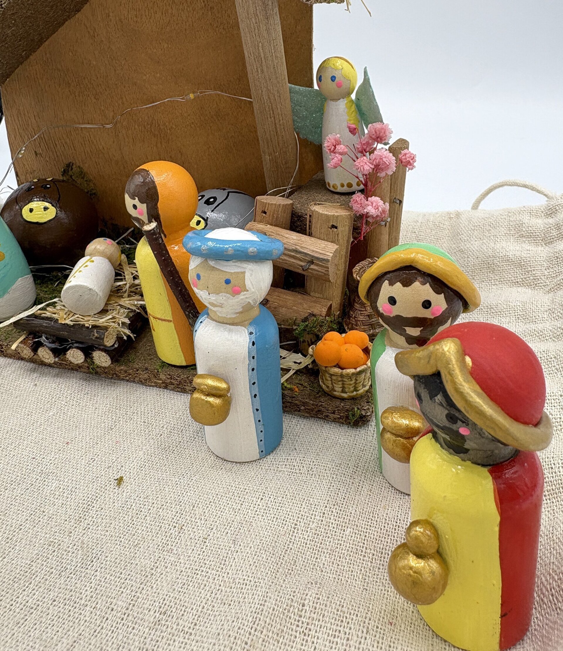 Pesebre de madera hecho a mano - 6