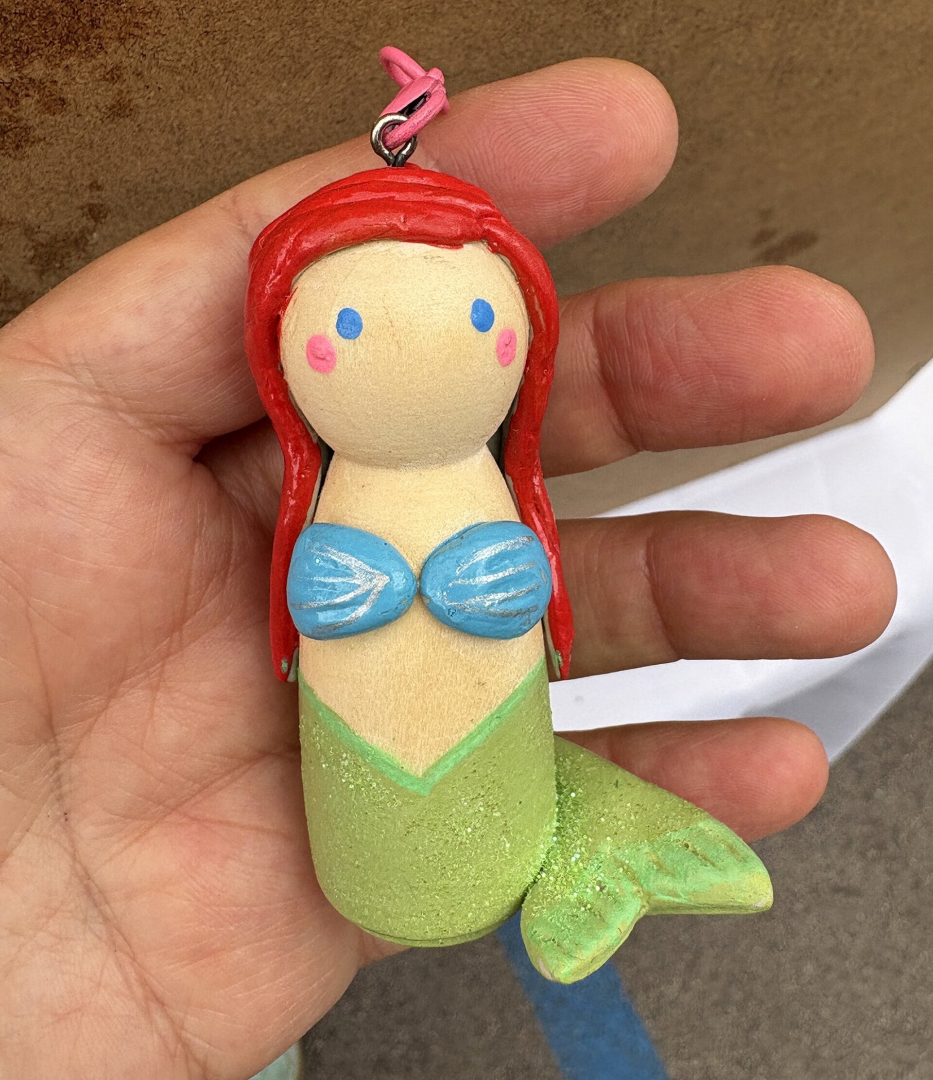 Llavero de La Sirenita pintado a mano en madera - 1