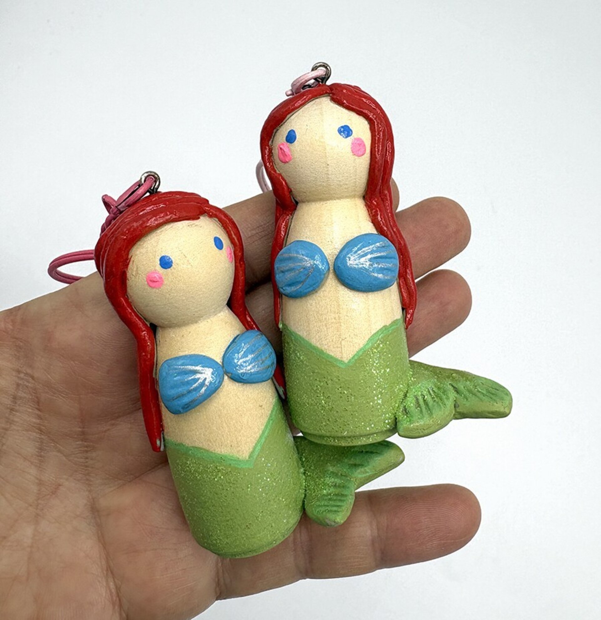 Llavero de La Sirenita pintado a mano en madera - 2