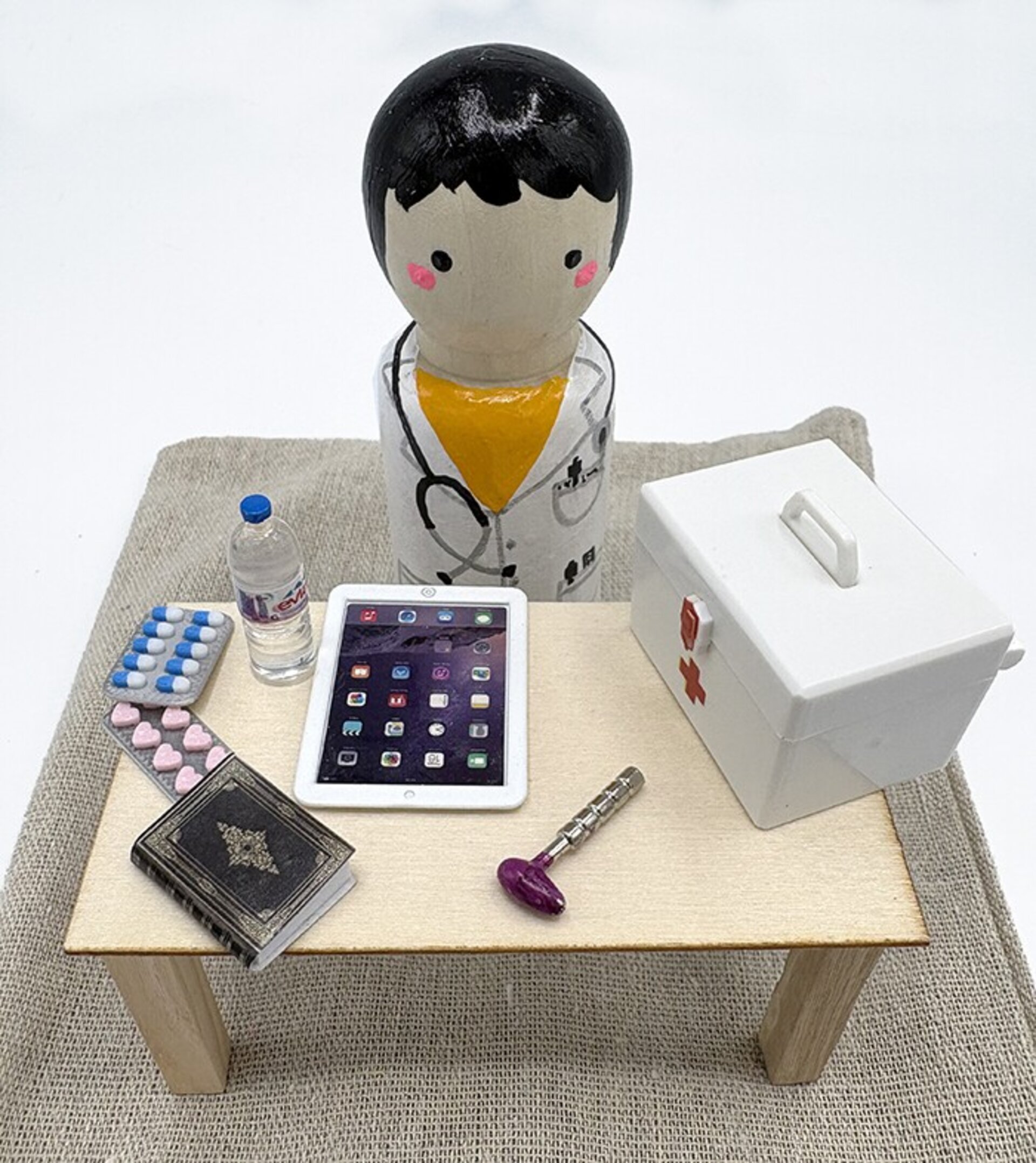 Mini Mundo Médico/a de Madera – Juguete Artesanal con Miniaturas - 1