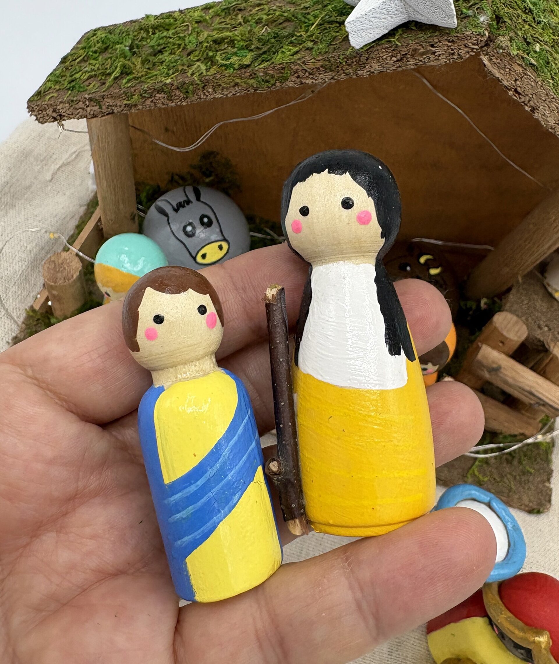 Pesebre de madera hecho a mano - 13