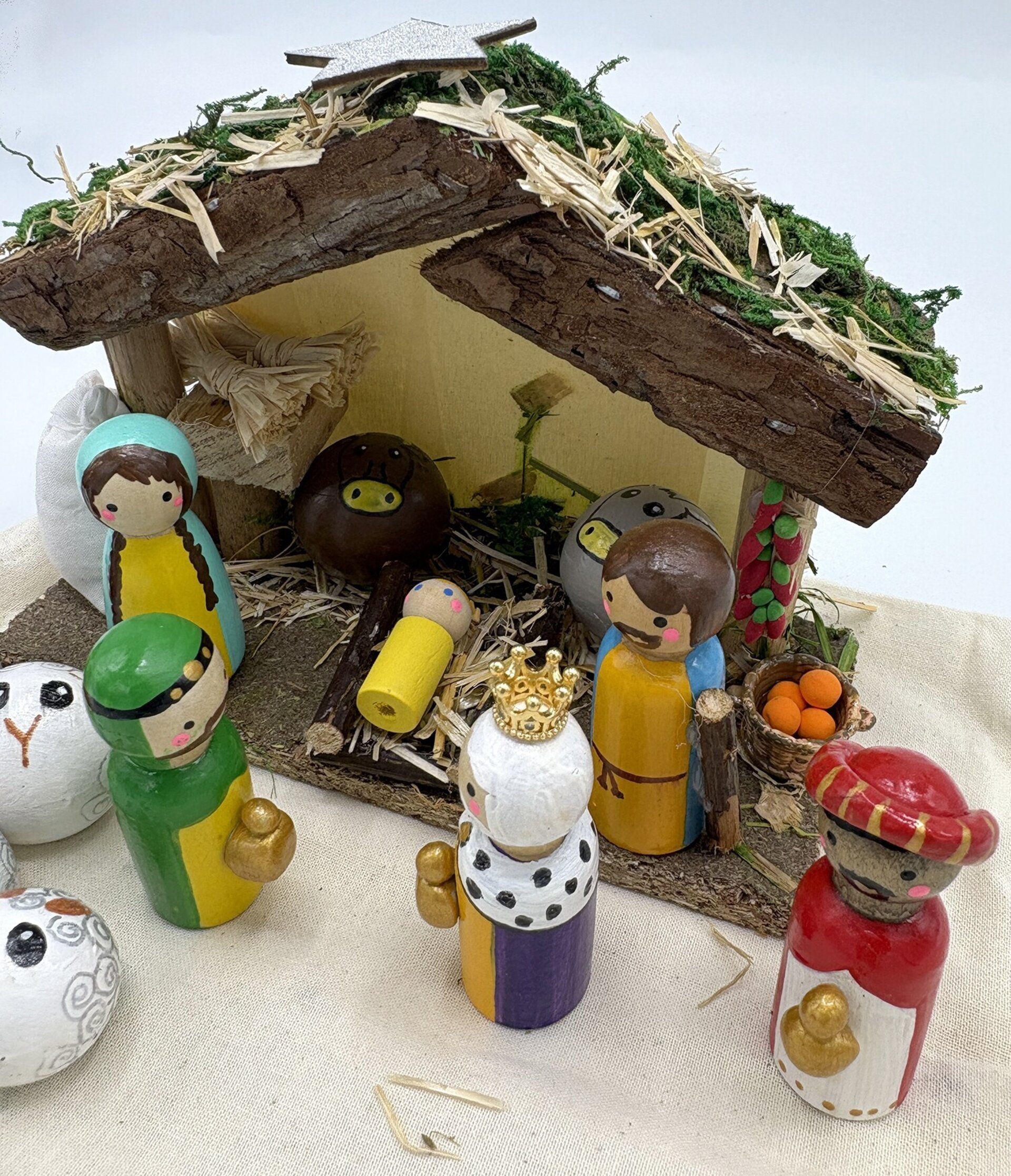 Pesebre de madera artesanal figuras pequeñas - 1