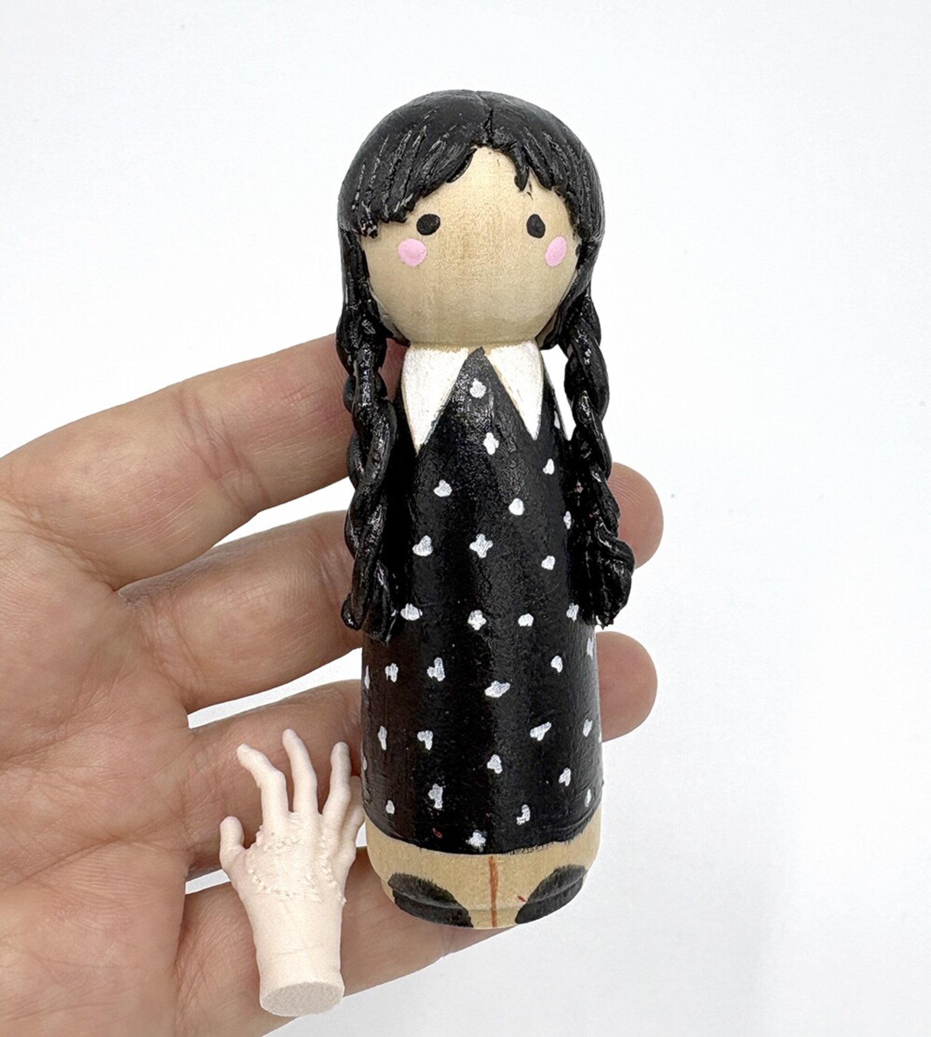 Figura de madera pintada a mano Miércoles Addams - 3