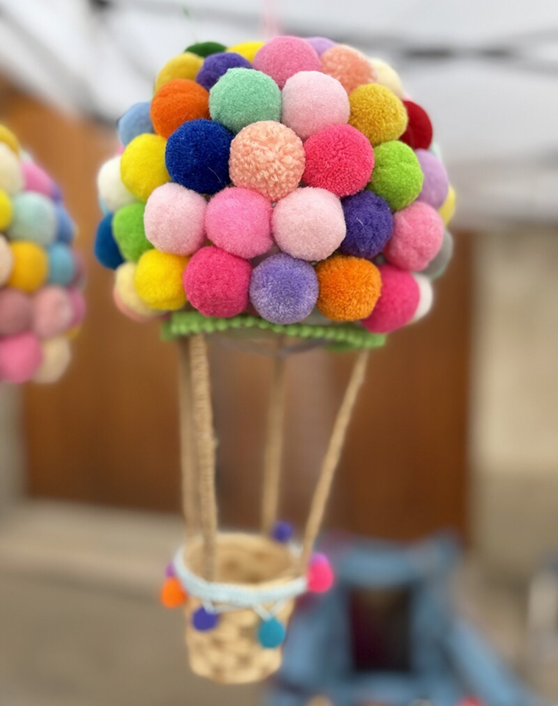 Globo decorativo con luz LED hecho a mano – Punto de luz infantil con pompones - 3