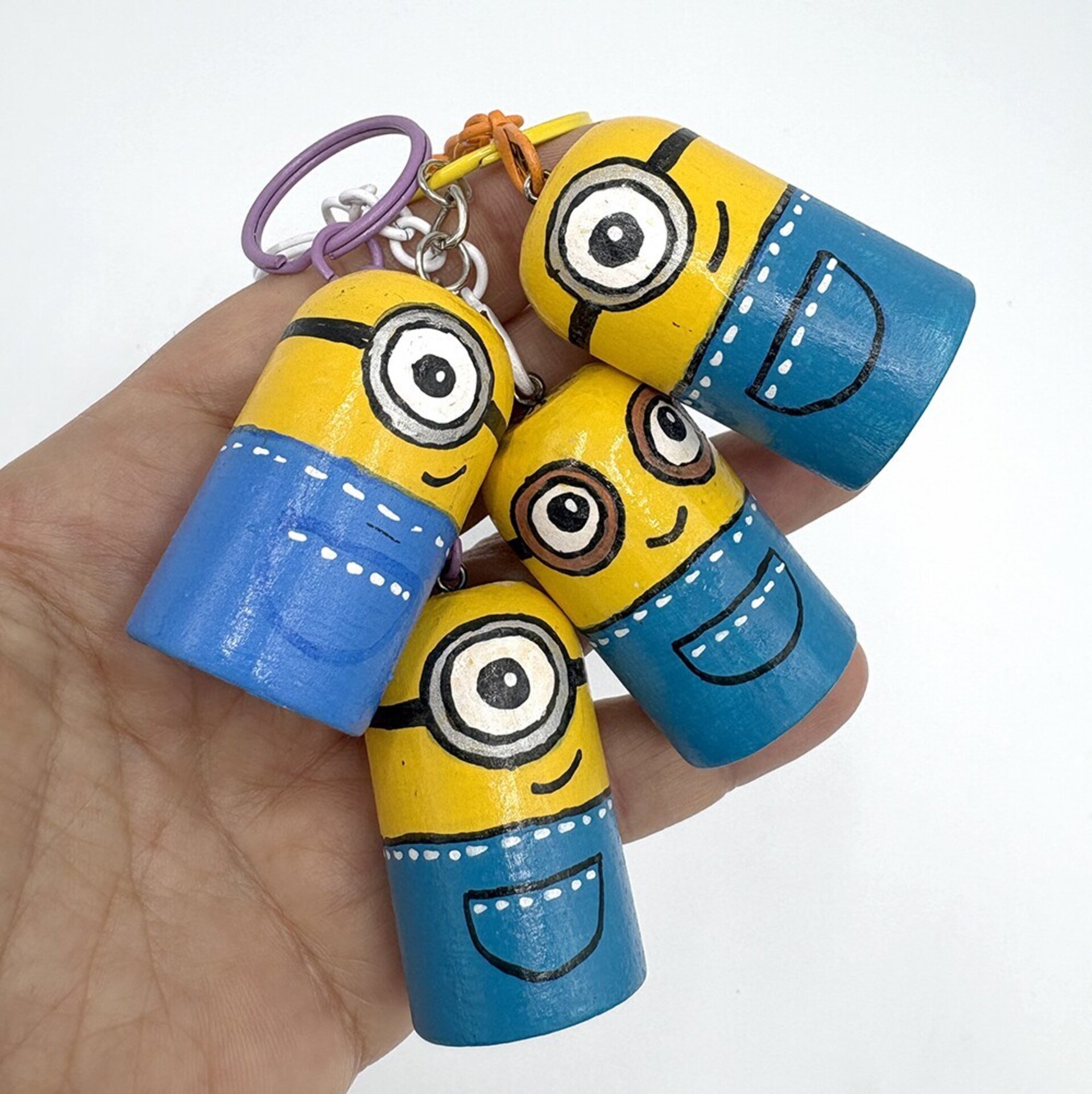Llavero de Minions pintado a mano en madera - 1